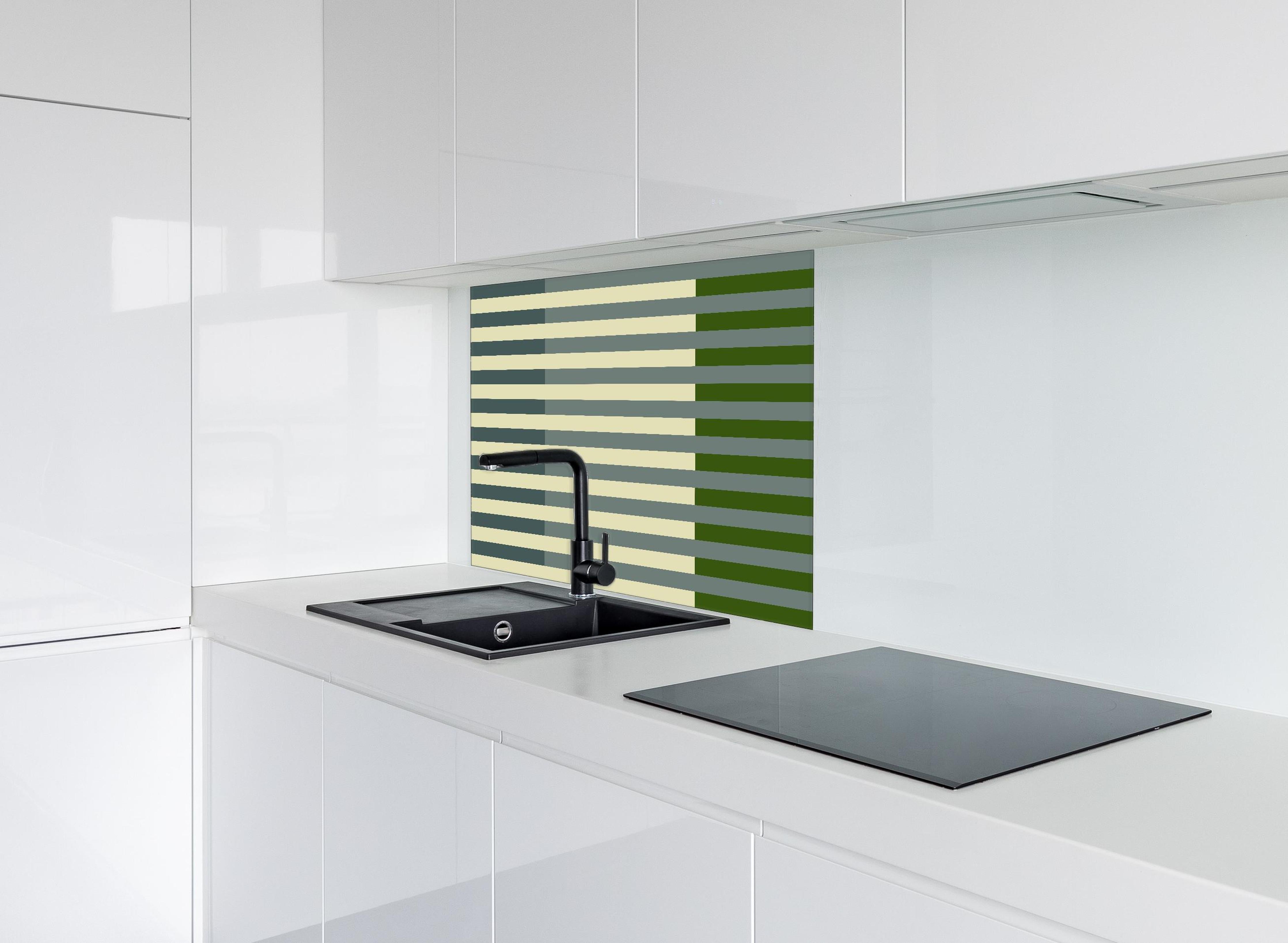 Spritzschutz - The Greens - Multy Stripes - Avocado hinter einem Cerankochfeld zwischen Holz-Kochutensilien