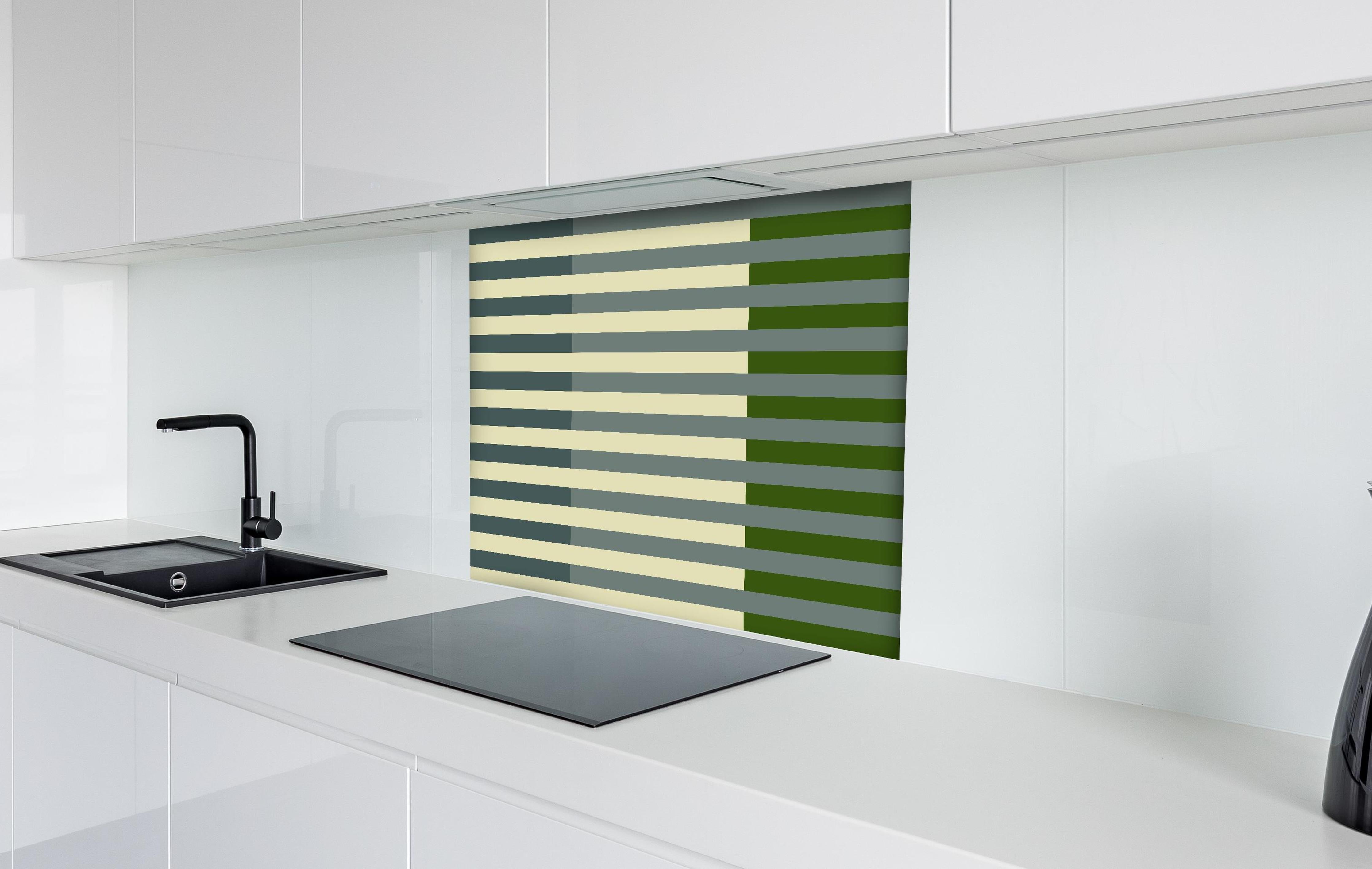 Spritzschutz - The Greens - Multy Stripes - Avocado hinter einem Cerankochfeld zwischen Holz-Kochutensilien