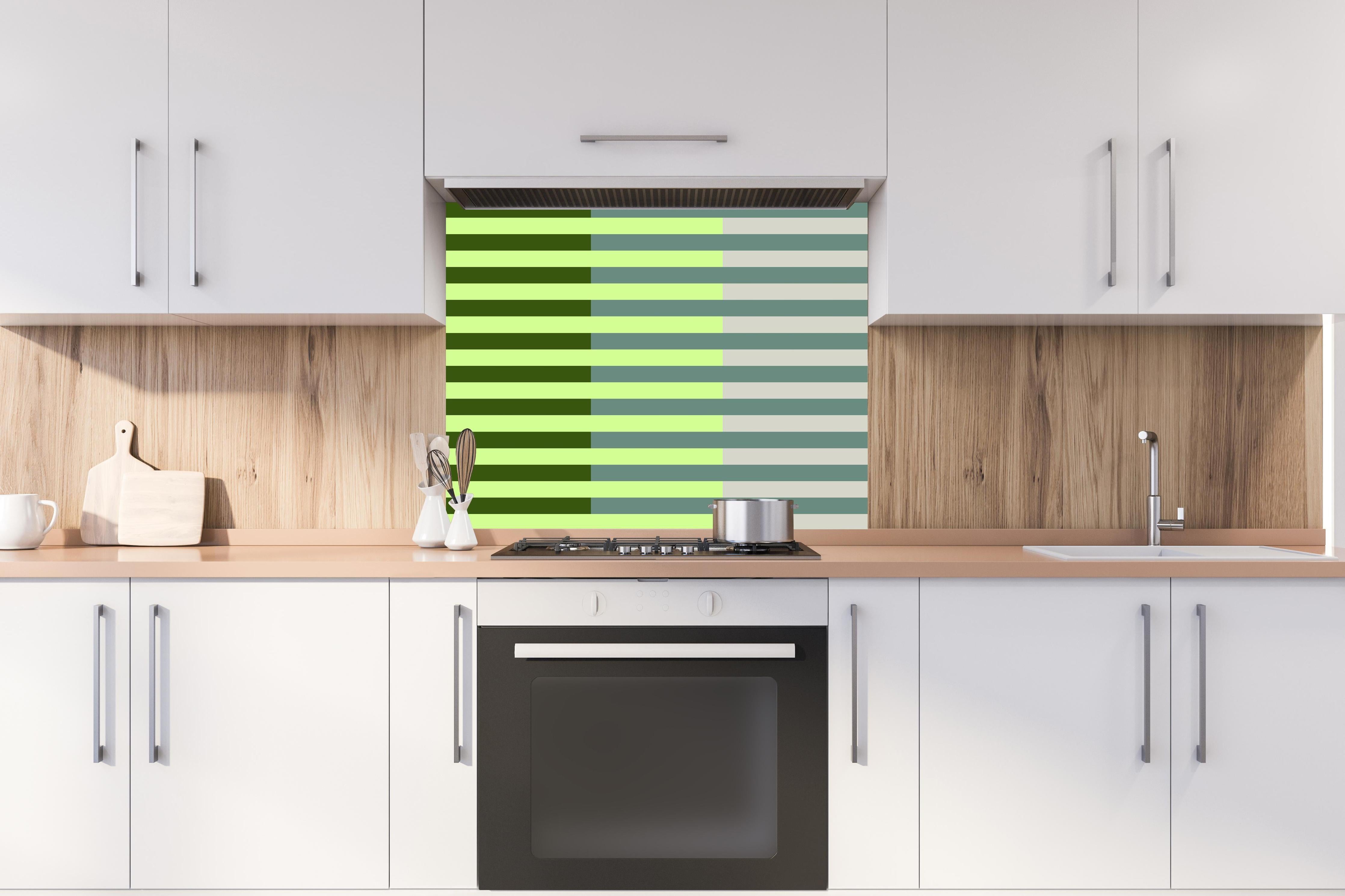 Spritzschutz - The Greens - Multy Stripes - Granny Smith hinter einem Cerankochfeld zwischen Holz-Kochutensilien