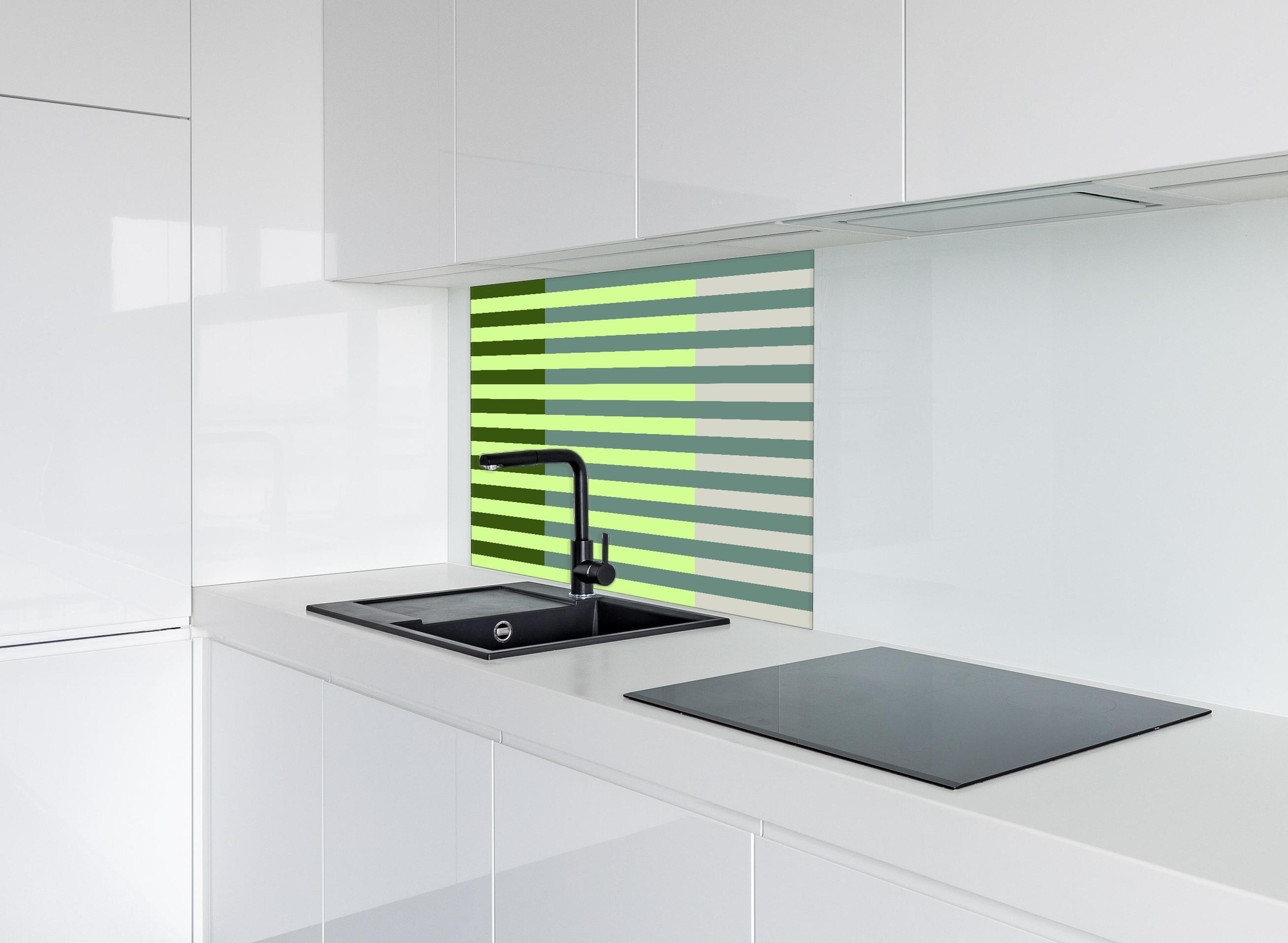 Spritzschutz - The Greens - Multy Stripes - Granny Smith hinter einem Cerankochfeld zwischen Holz-Kochutensilien