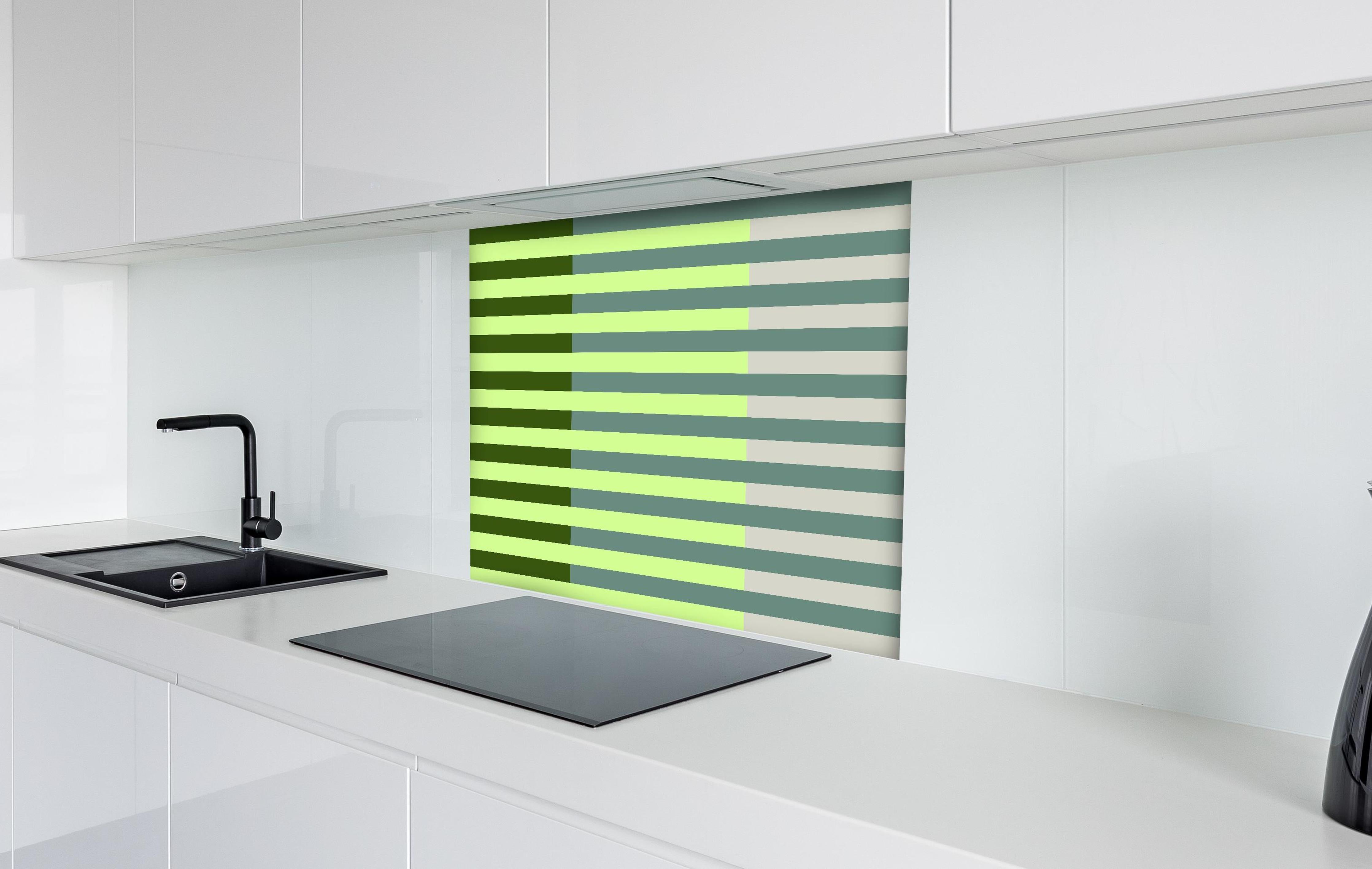 Spritzschutz - The Greens - Multy Stripes - Granny Smith hinter einem Cerankochfeld zwischen Holz-Kochutensilien