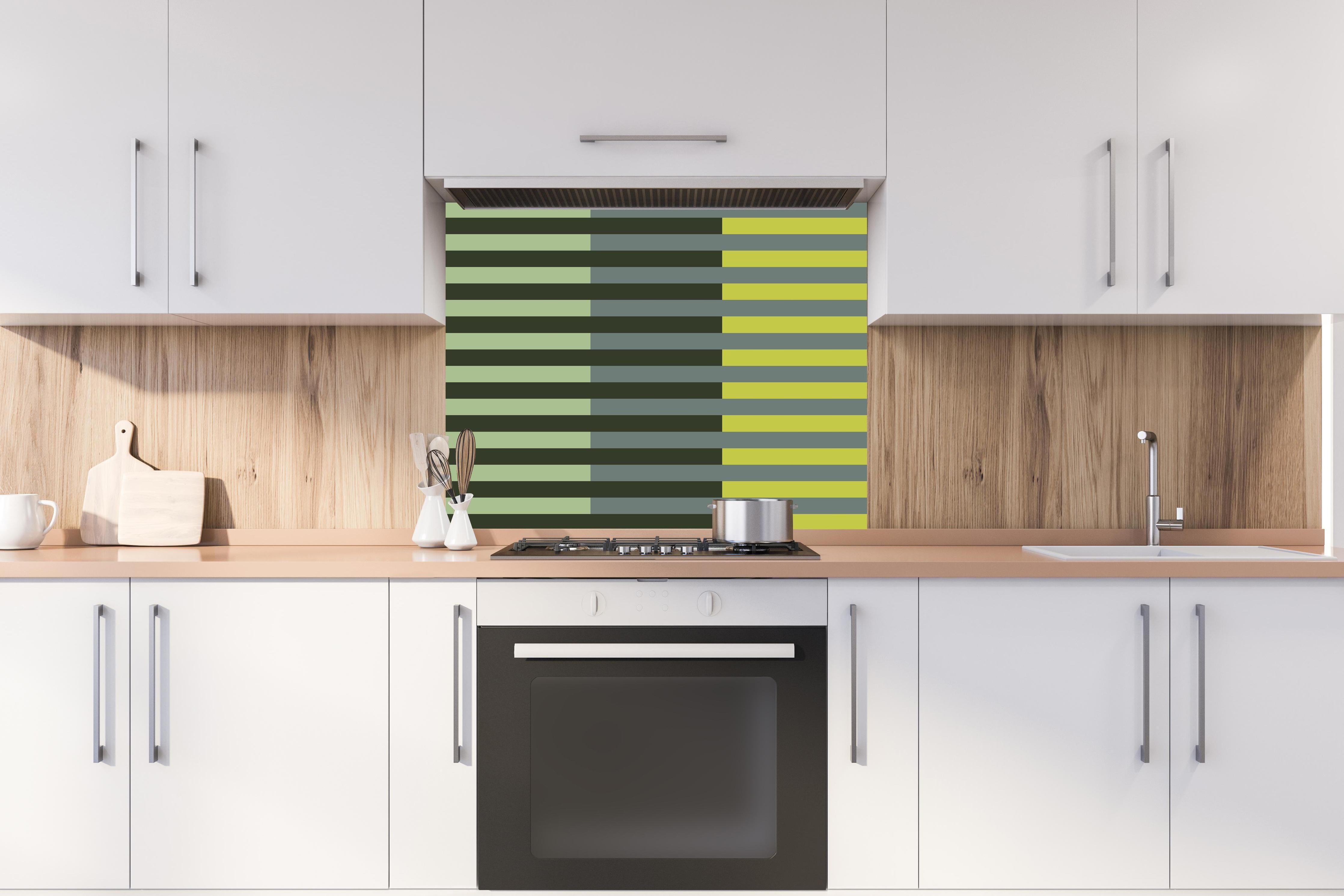 Spritzschutz - The Greens - Multy Stripes - Matcha hinter einem Cerankochfeld zwischen Holz-Kochutensilien