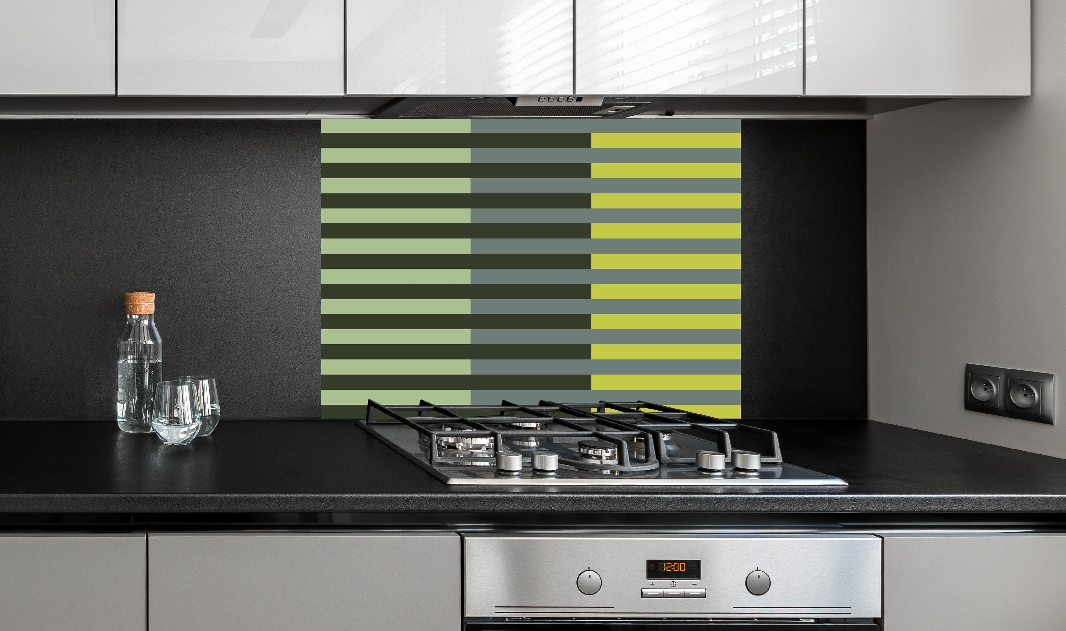 Spritzschutz - The Greens - Multy Stripes - Matcha hinter einem Cerankochfeld zwischen Holz-Kochutensilien
