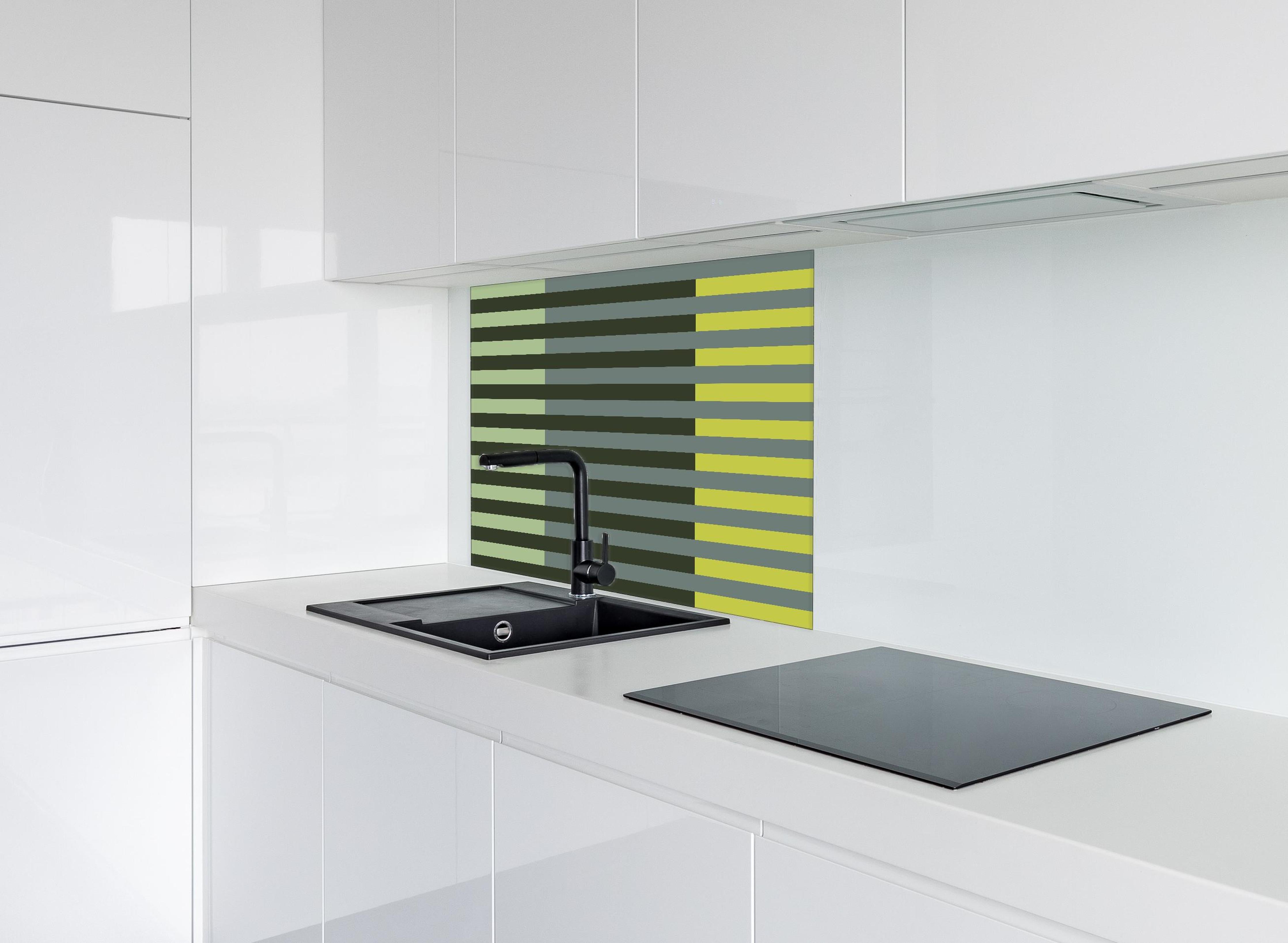 Spritzschutz - The Greens - Multy Stripes - Matcha hinter einem Cerankochfeld zwischen Holz-Kochutensilien