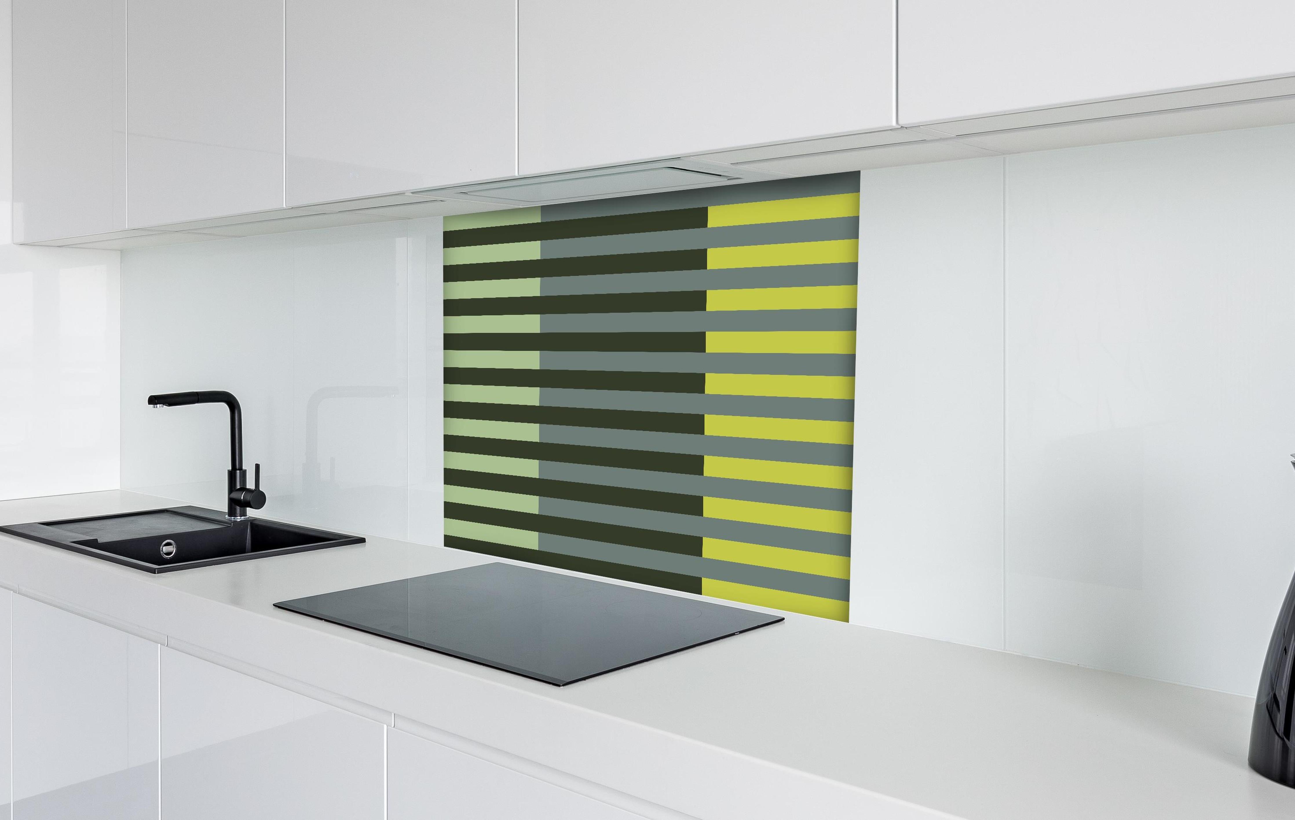 Spritzschutz - The Greens - Multy Stripes - Matcha hinter einem Cerankochfeld zwischen Holz-Kochutensilien
