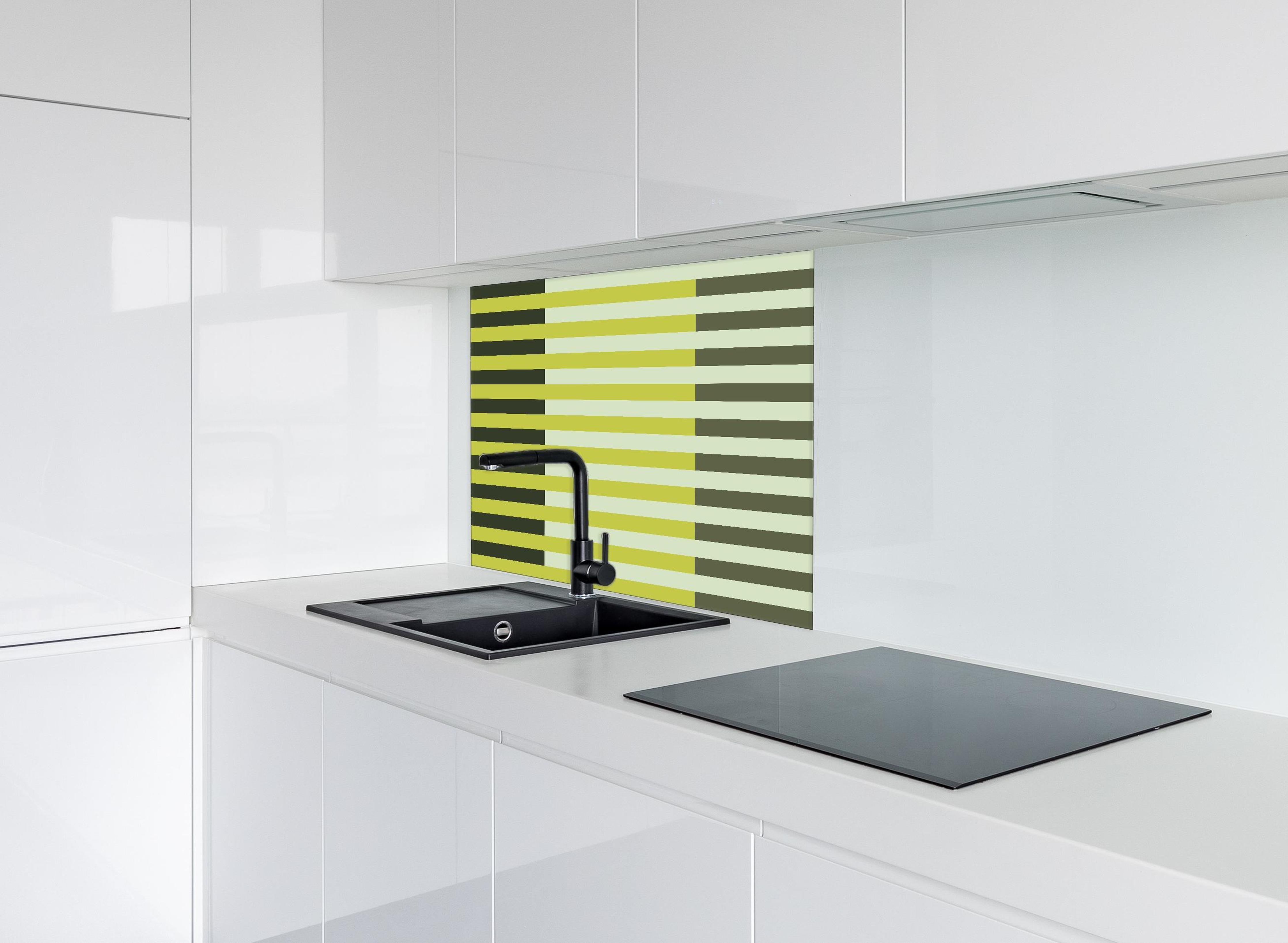 Spritzschutz - The Greens - Multy Stripes - Olive hinter einem Cerankochfeld zwischen Holz-Kochutensilien