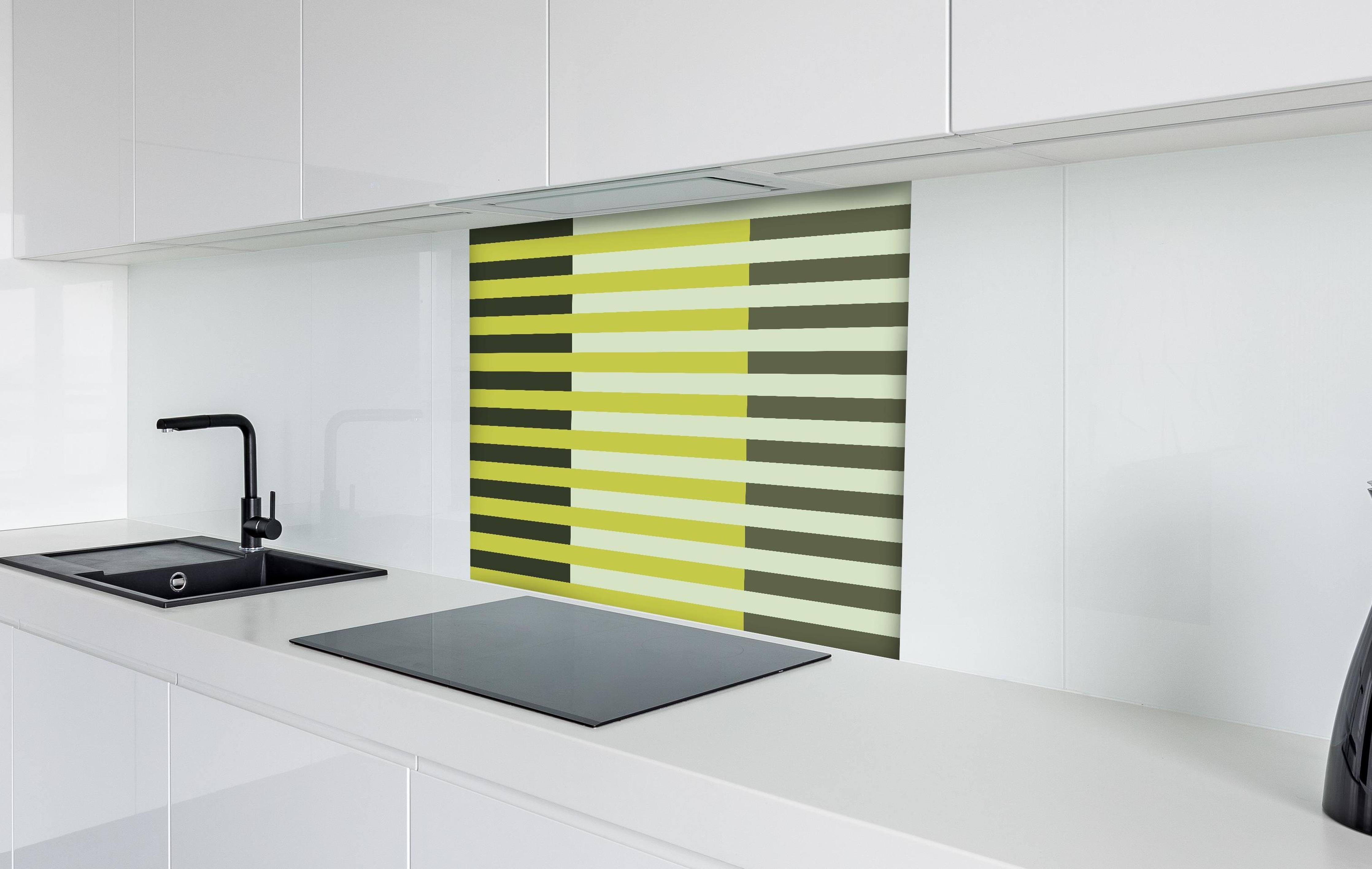 Spritzschutz - The Greens - Multy Stripes - Olive hinter einem Cerankochfeld zwischen Holz-Kochutensilien