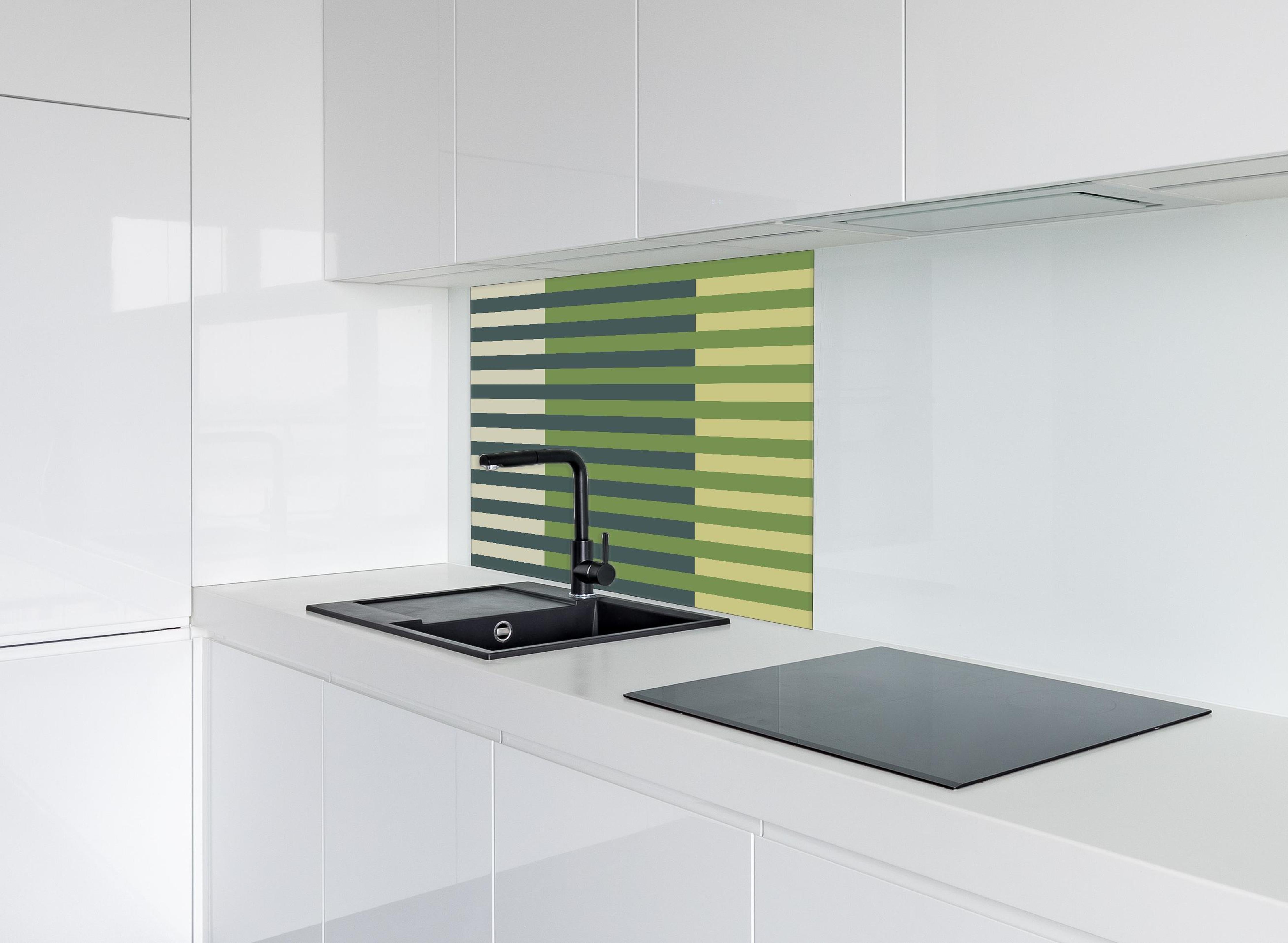 Spritzschutz - The Greens - Multy Stripes - Pistachio hinter einem Cerankochfeld zwischen Holz-Kochutensilien
