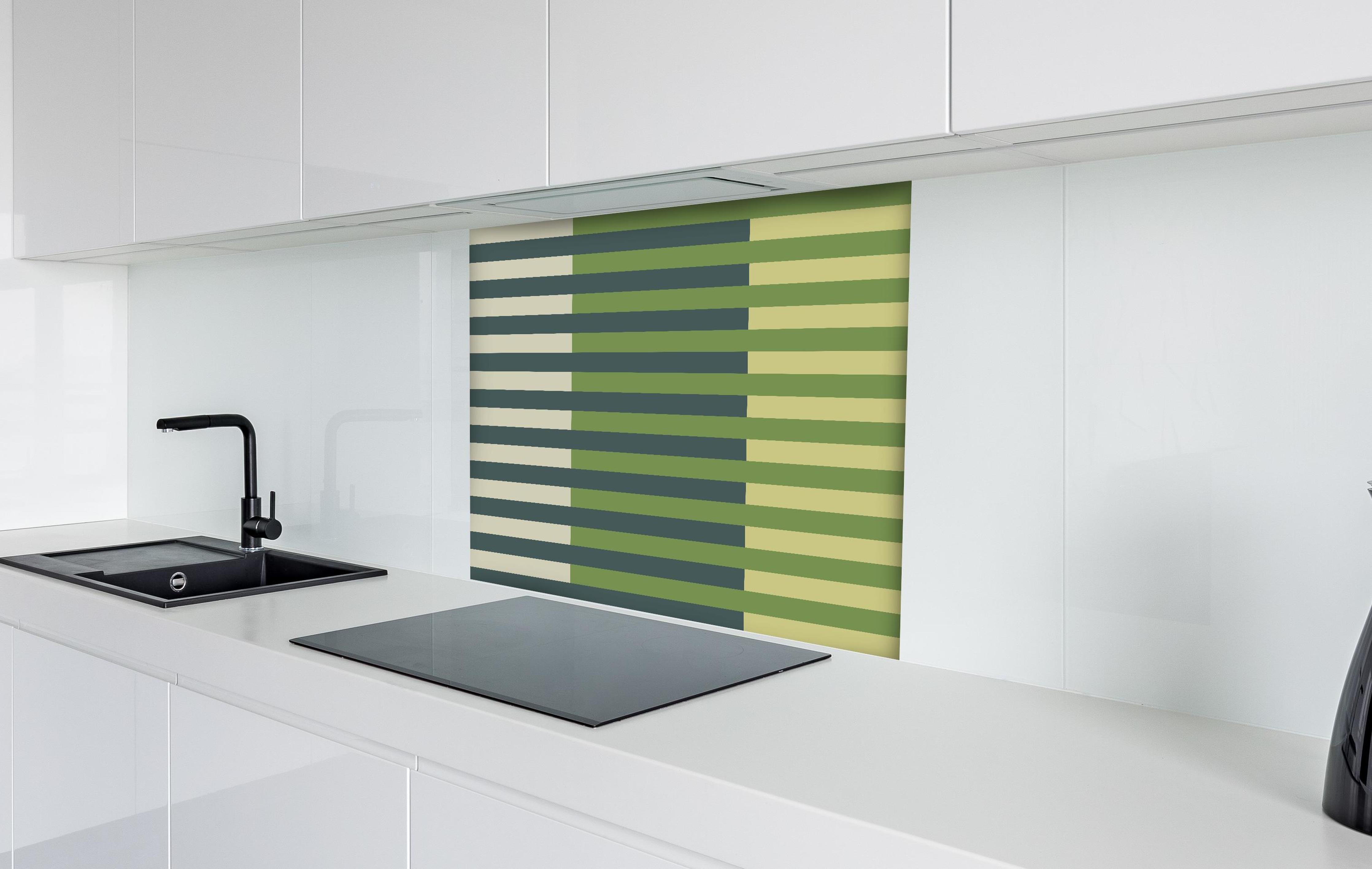 Spritzschutz - The Greens - Multy Stripes - Pistachio hinter einem Cerankochfeld zwischen Holz-Kochutensilien