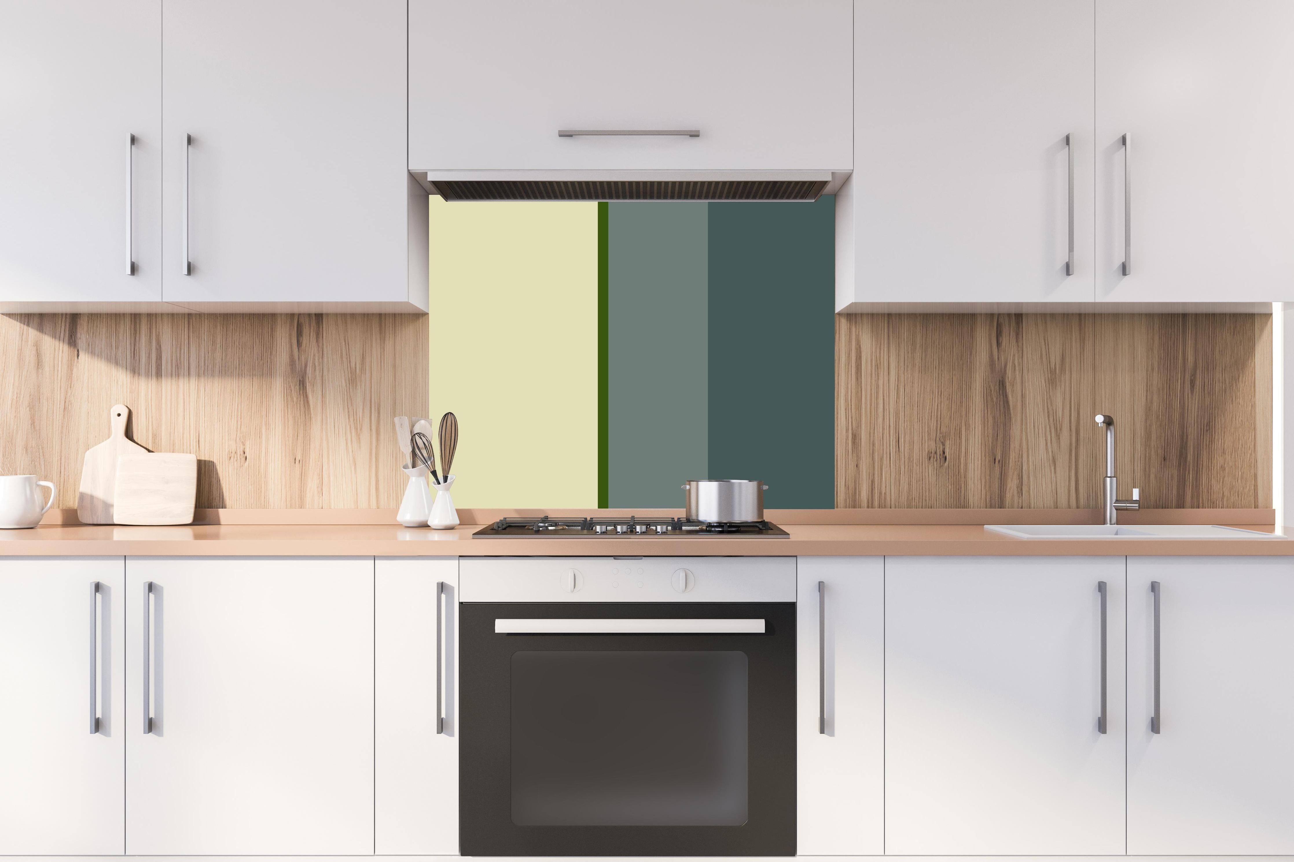 Spritzschutz - The Greens - Vertical - Avocado hinter einem Cerankochfeld zwischen Holz-Kochutensilien