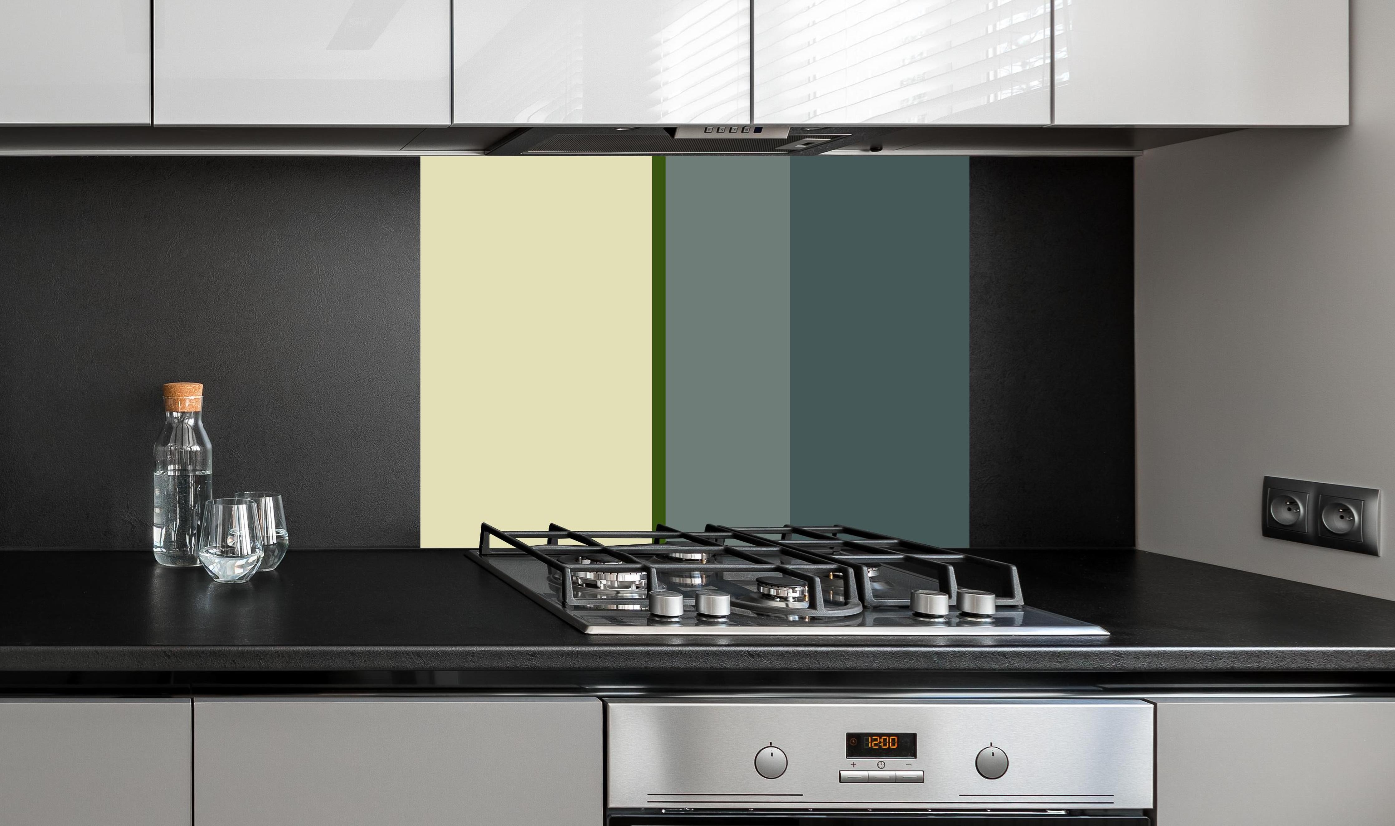 Spritzschutz - The Greens - Vertical - Avocado hinter einem Cerankochfeld zwischen Holz-Kochutensilien