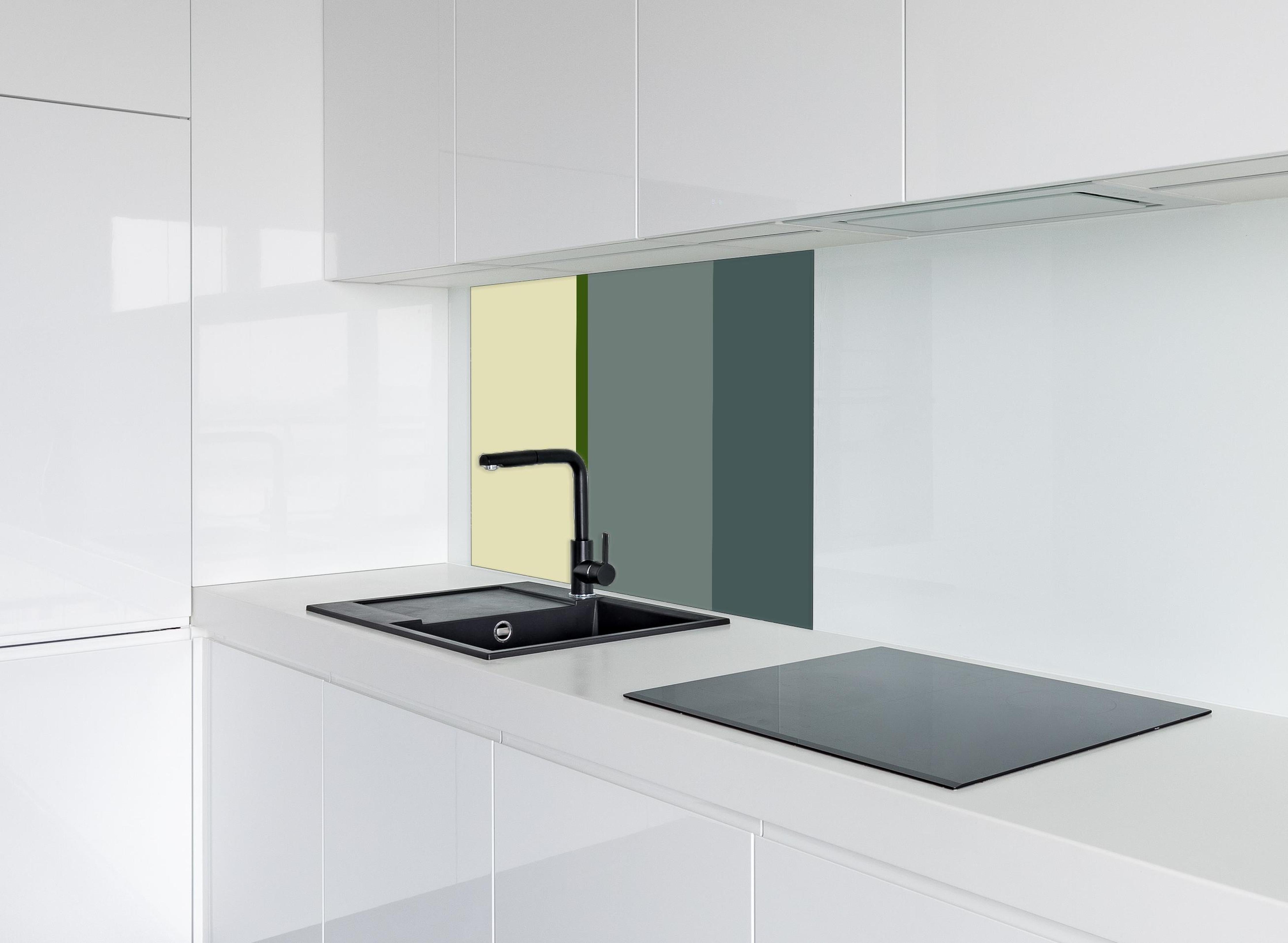 Spritzschutz - The Greens - Vertical - Avocado hinter einem Cerankochfeld zwischen Holz-Kochutensilien