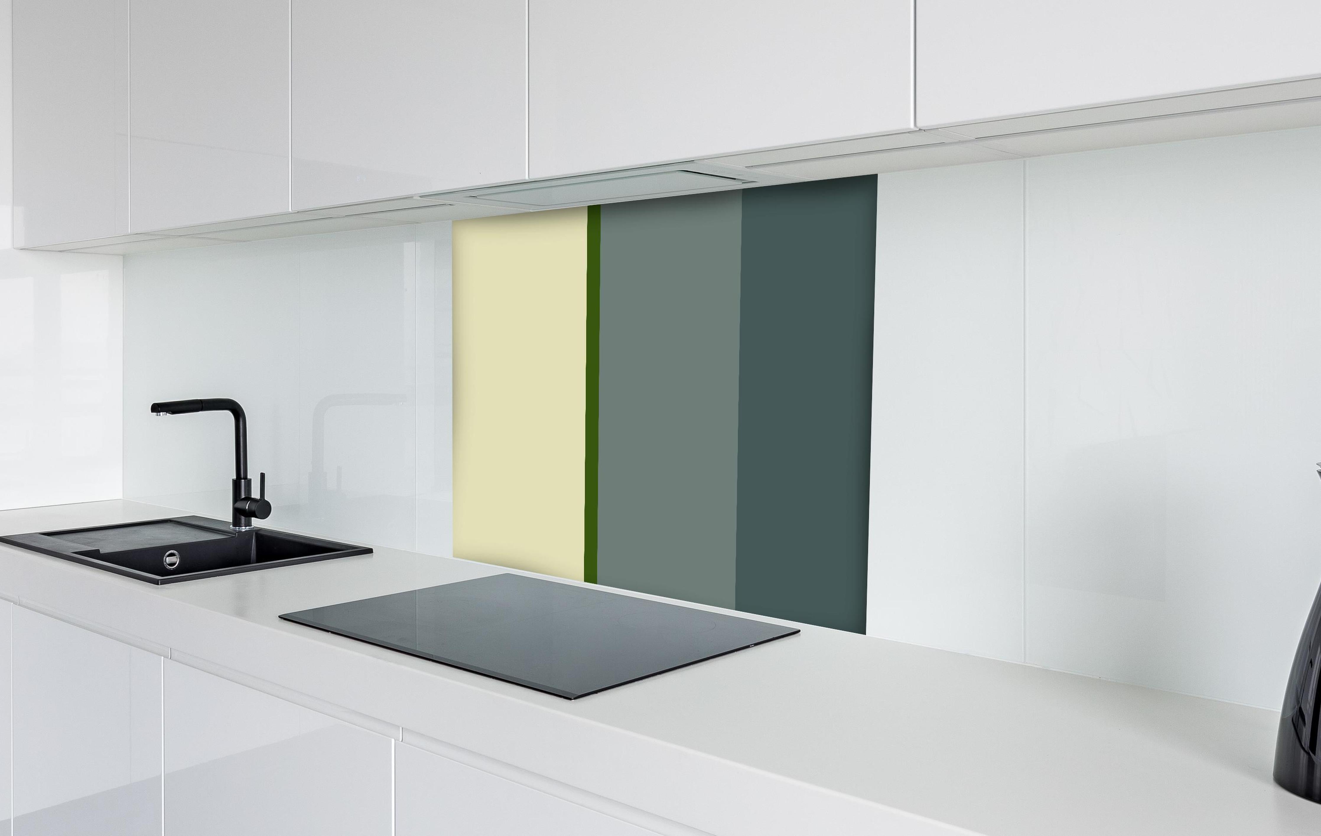 Spritzschutz - The Greens - Vertical - Avocado hinter einem Cerankochfeld zwischen Holz-Kochutensilien