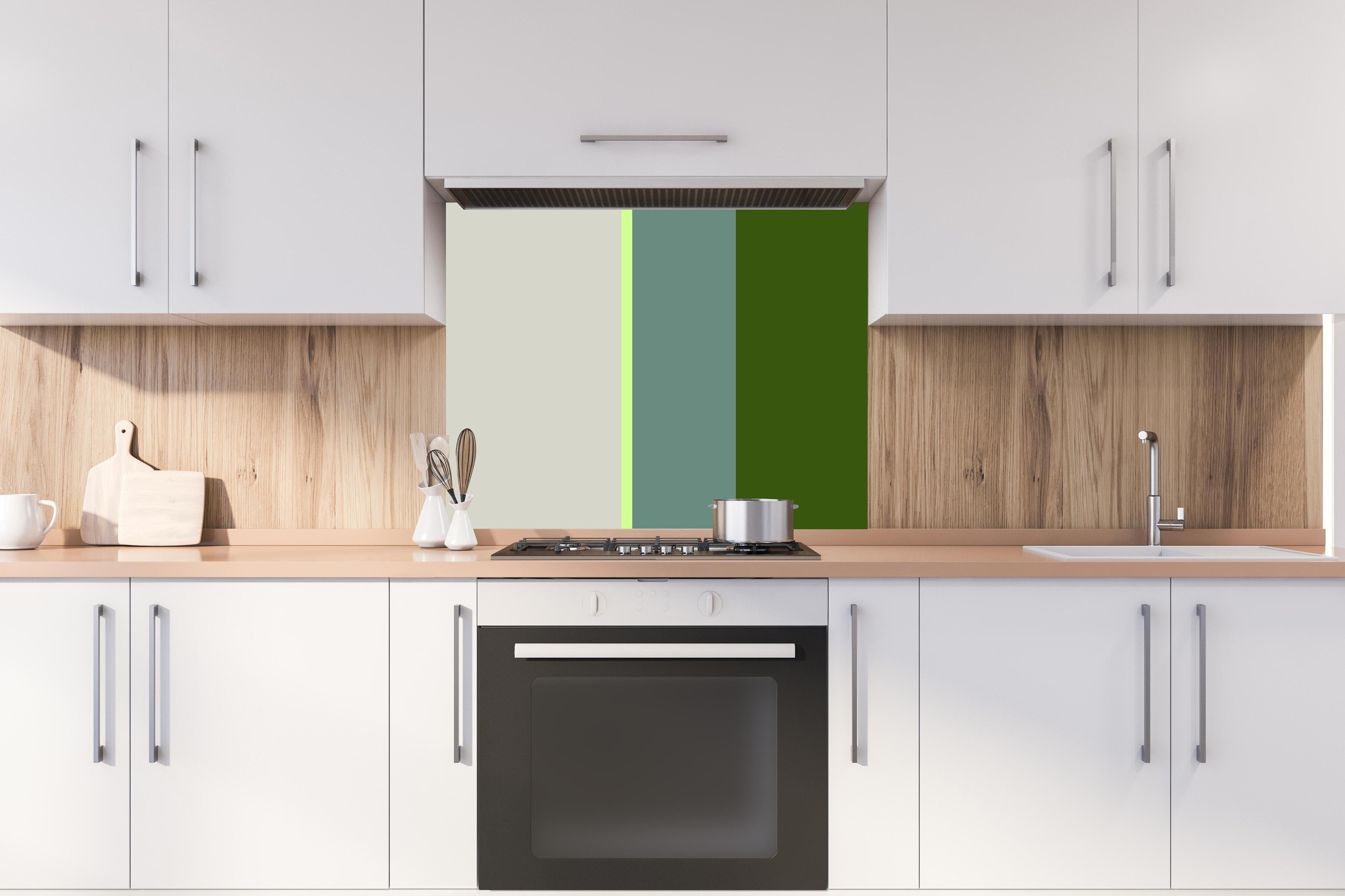 Spritzschutz - The Greens - Vertical - Granny Smith hinter einem Cerankochfeld zwischen Holz-Kochutensilien