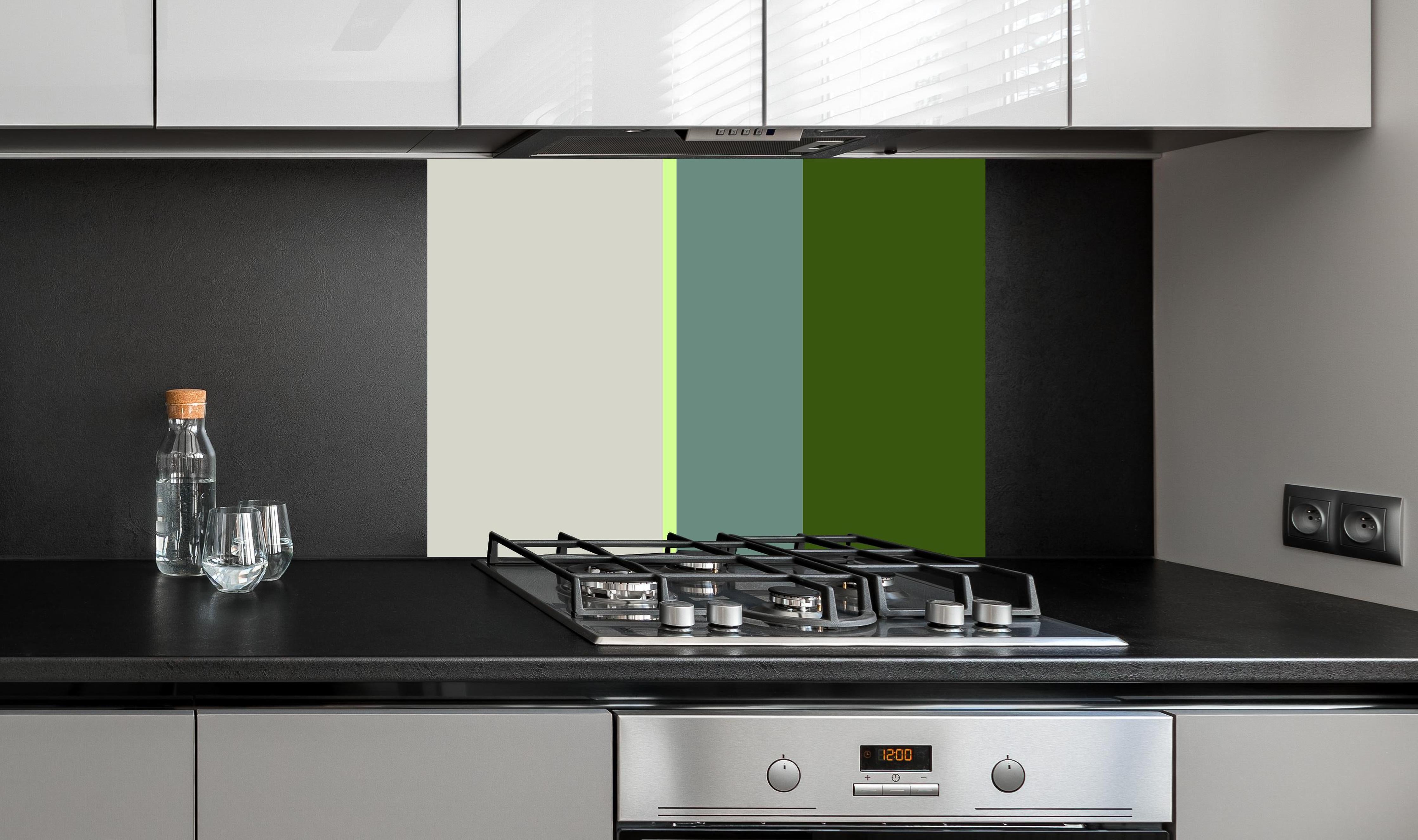 Spritzschutz - The Greens - Vertical - Granny Smith hinter einem Cerankochfeld zwischen Holz-Kochutensilien