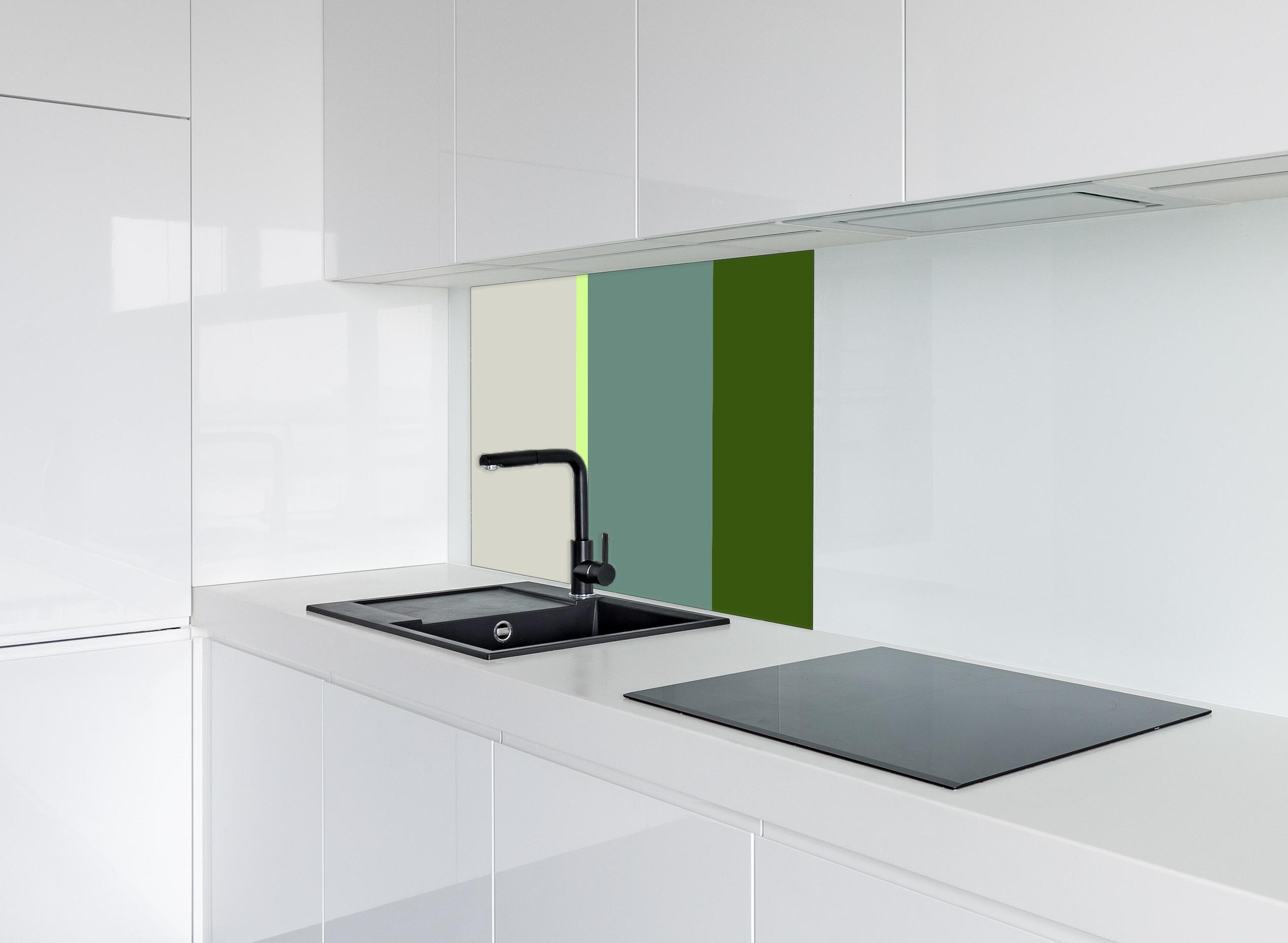 Spritzschutz - The Greens - Vertical - Granny Smith hinter einem Cerankochfeld zwischen Holz-Kochutensilien