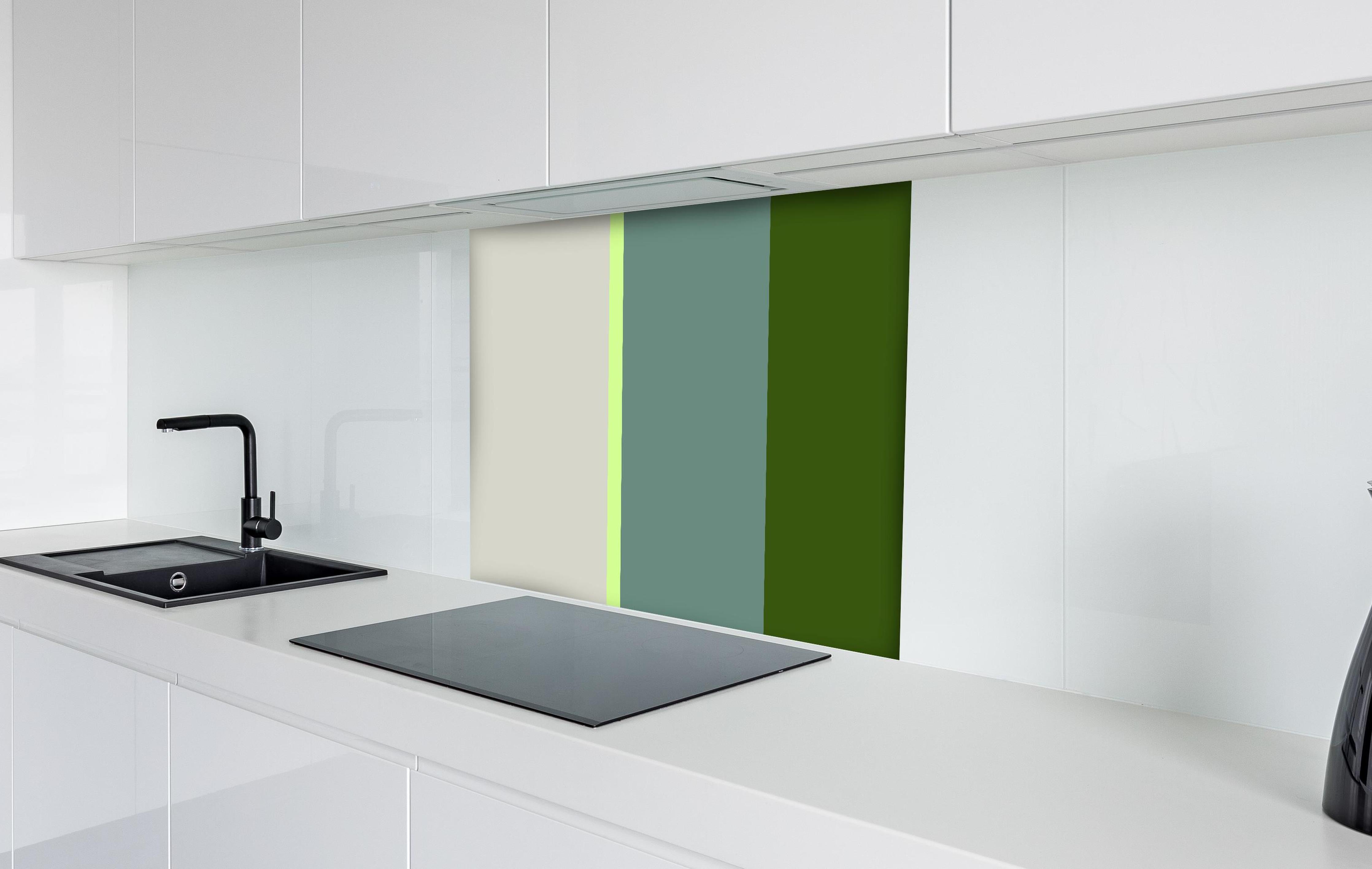 Spritzschutz - The Greens - Vertical - Granny Smith hinter einem Cerankochfeld zwischen Holz-Kochutensilien