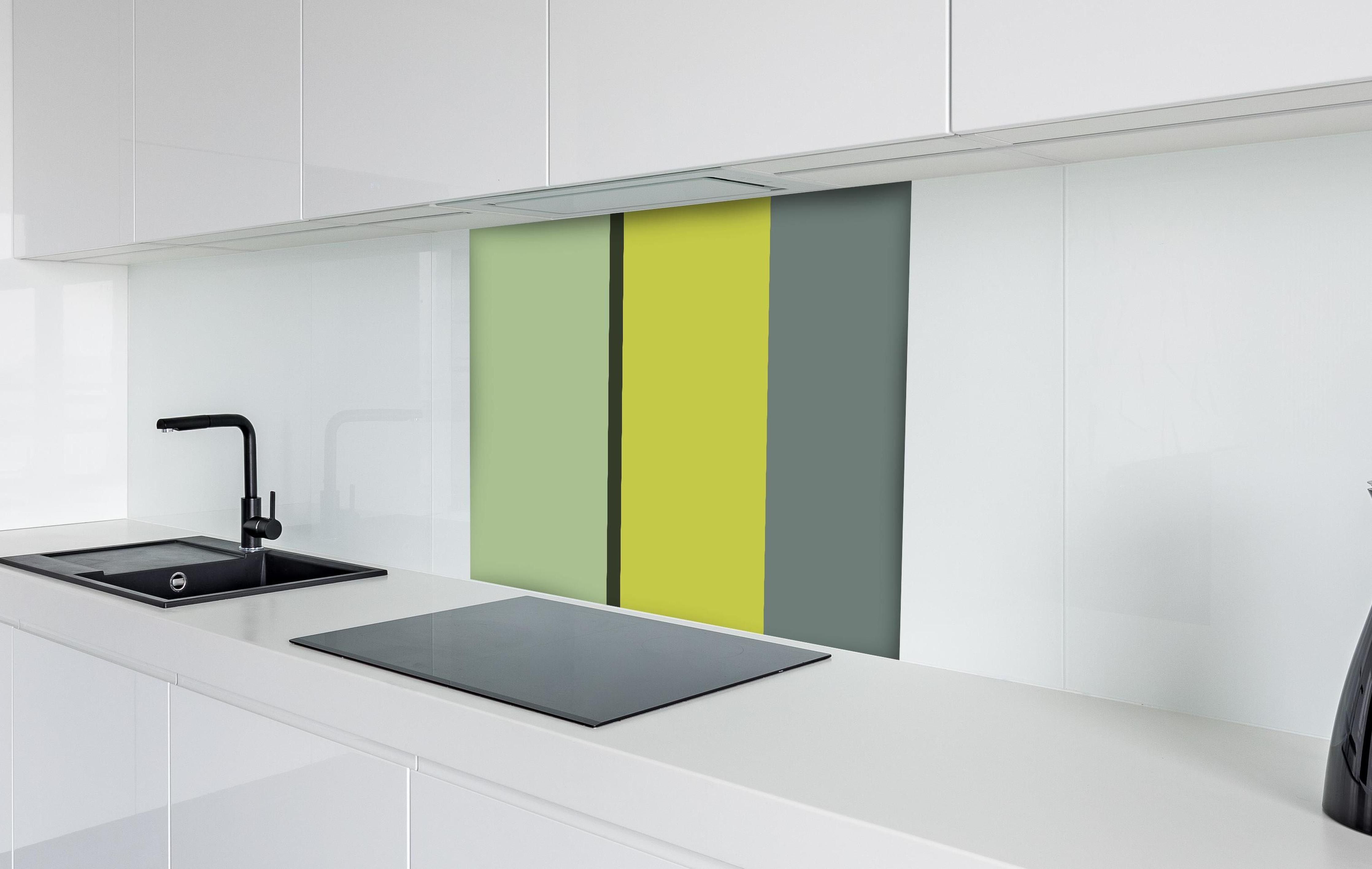 Spritzschutz - The Greens - Vertical - Matcha hinter einem Cerankochfeld zwischen Holz-Kochutensilien