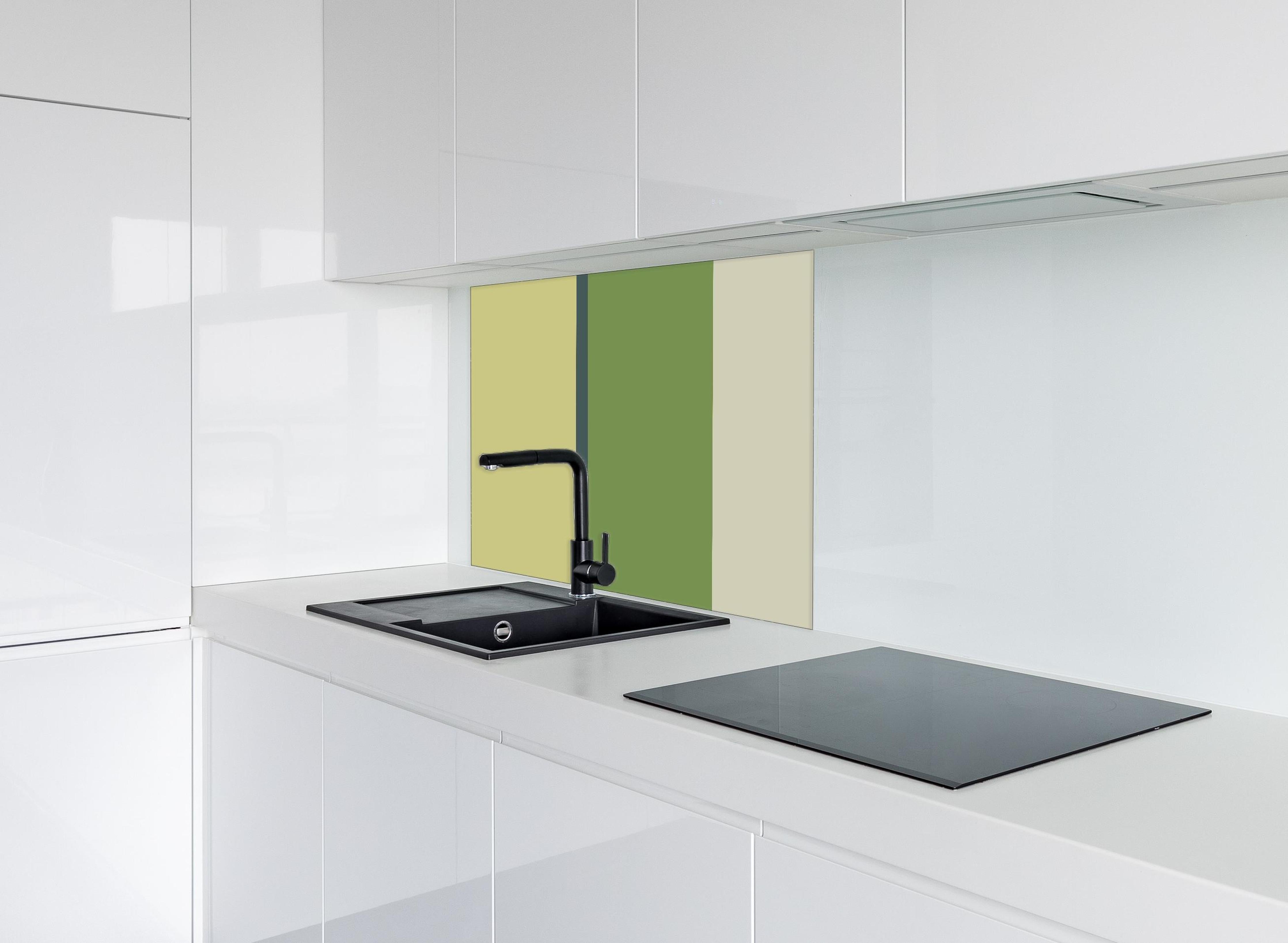 Spritzschutz - The Greens - Vertical - Pistachio hinter einem Cerankochfeld zwischen Holz-Kochutensilien