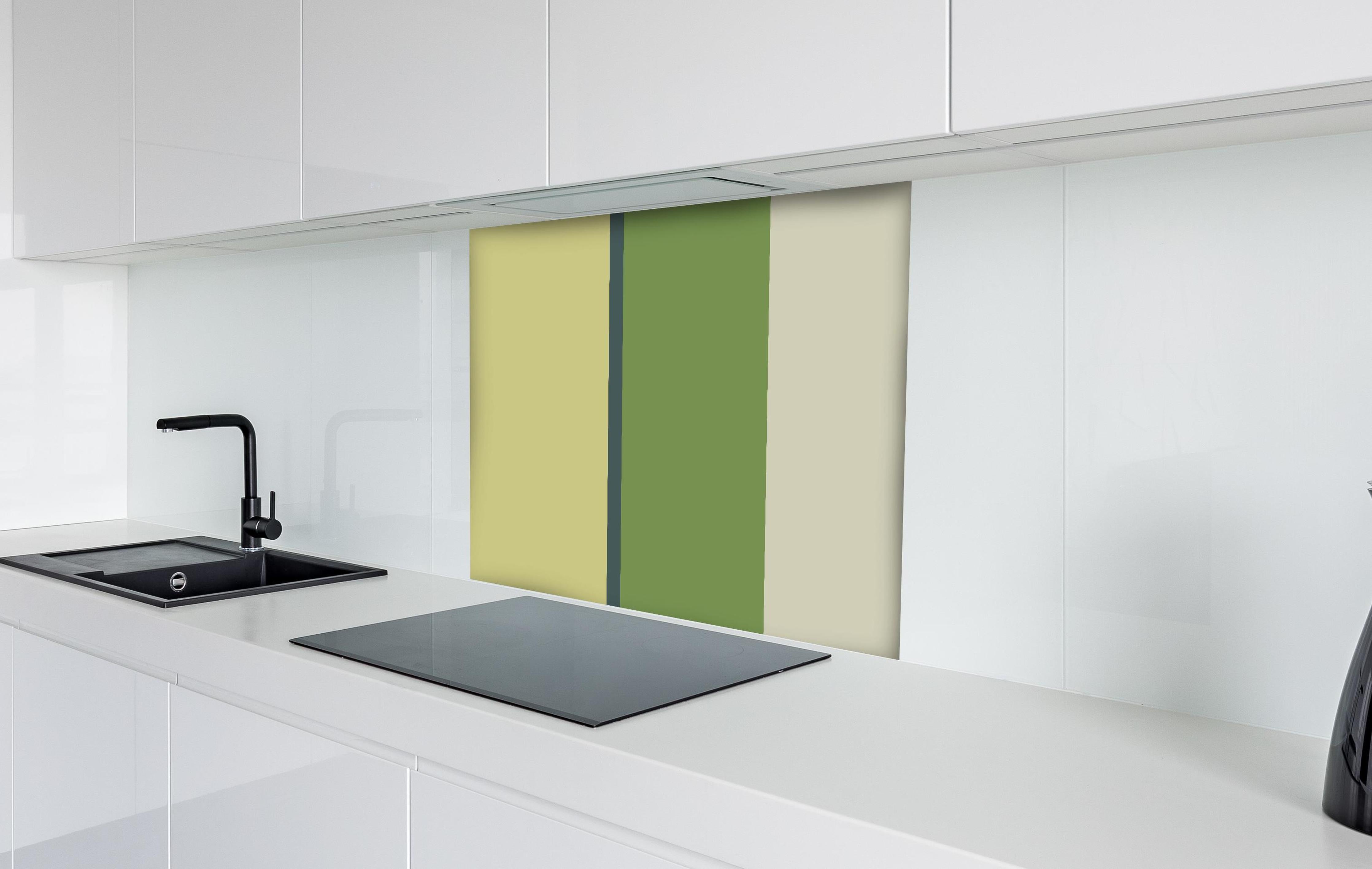 Spritzschutz - The Greens - Vertical - Pistachio hinter einem Cerankochfeld zwischen Holz-Kochutensilien