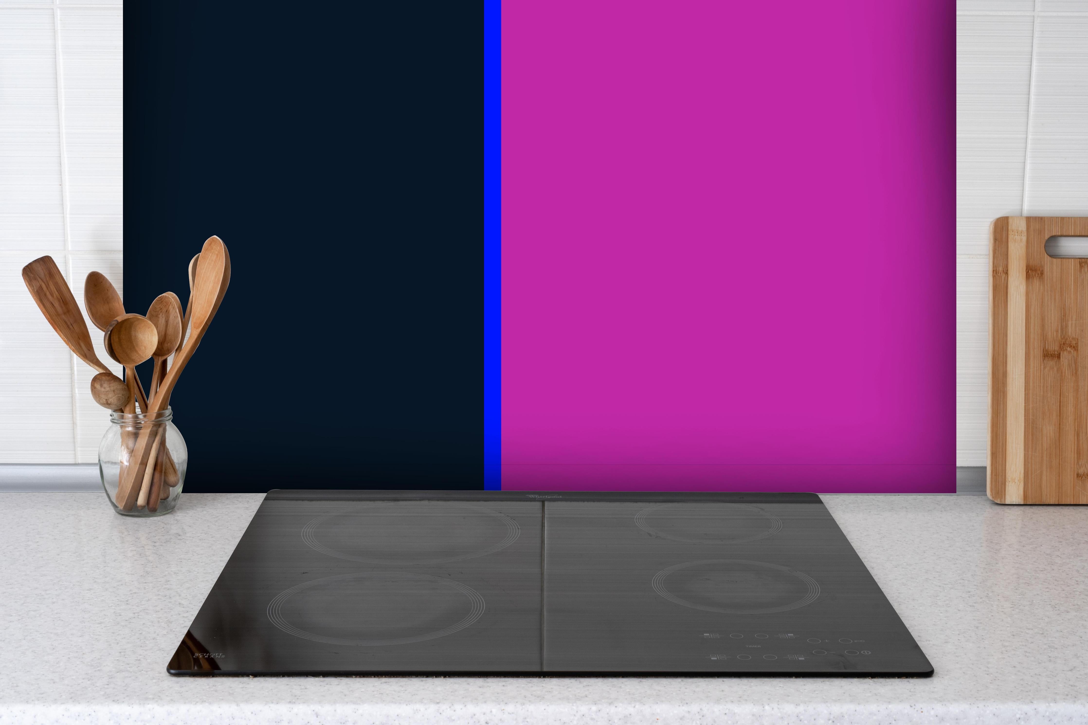 Spritzschutz - The Neons - Easy Vertikal - Luna hinter einem Cerankochfeld zwischen Holz-Kochutensilien