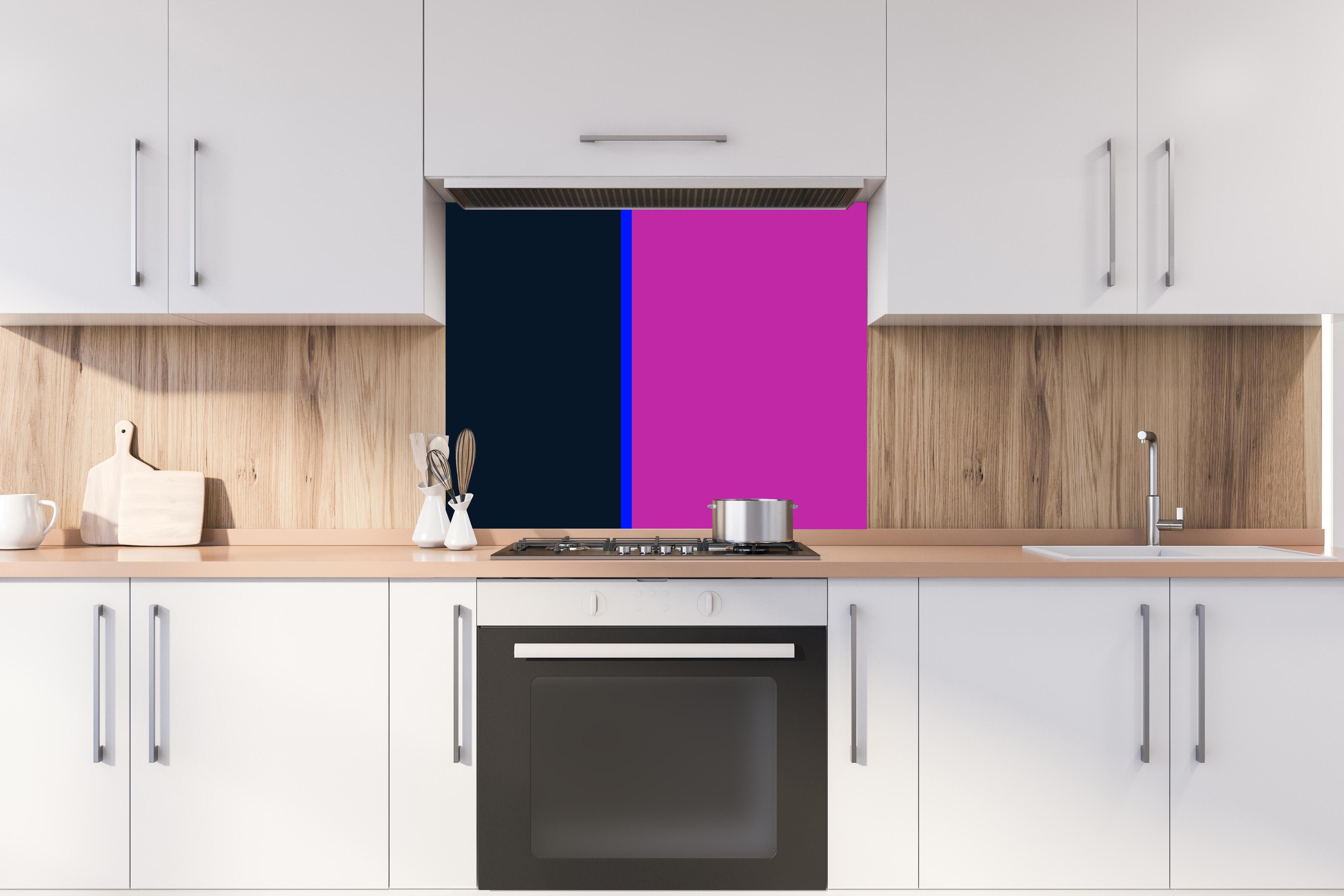 Spritzschutz - The Neons - Easy Vertikal - Luna hinter einem Cerankochfeld zwischen Holz-Kochutensilien