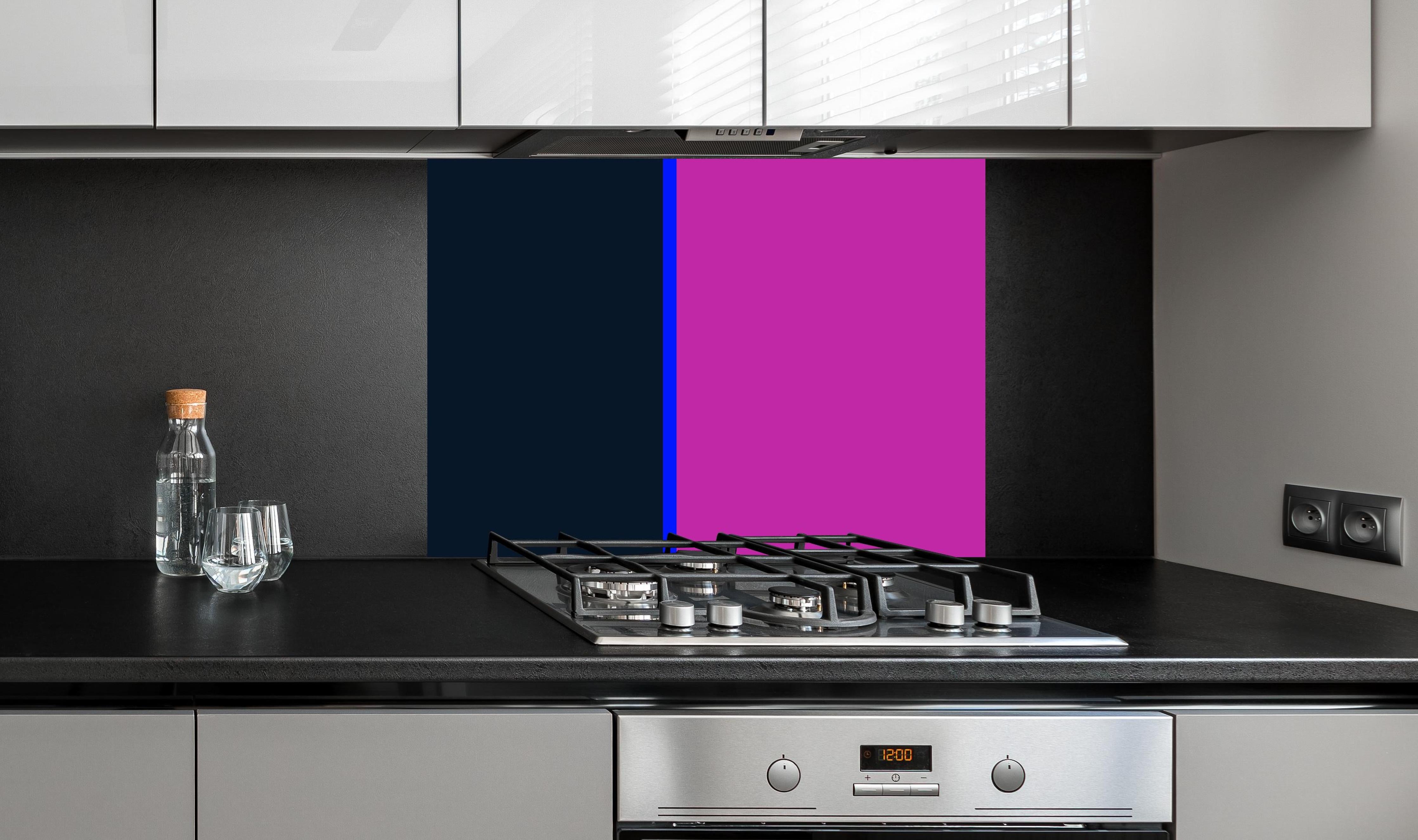 Spritzschutz - The Neons - Easy Vertikal - Luna hinter einem Cerankochfeld zwischen Holz-Kochutensilien