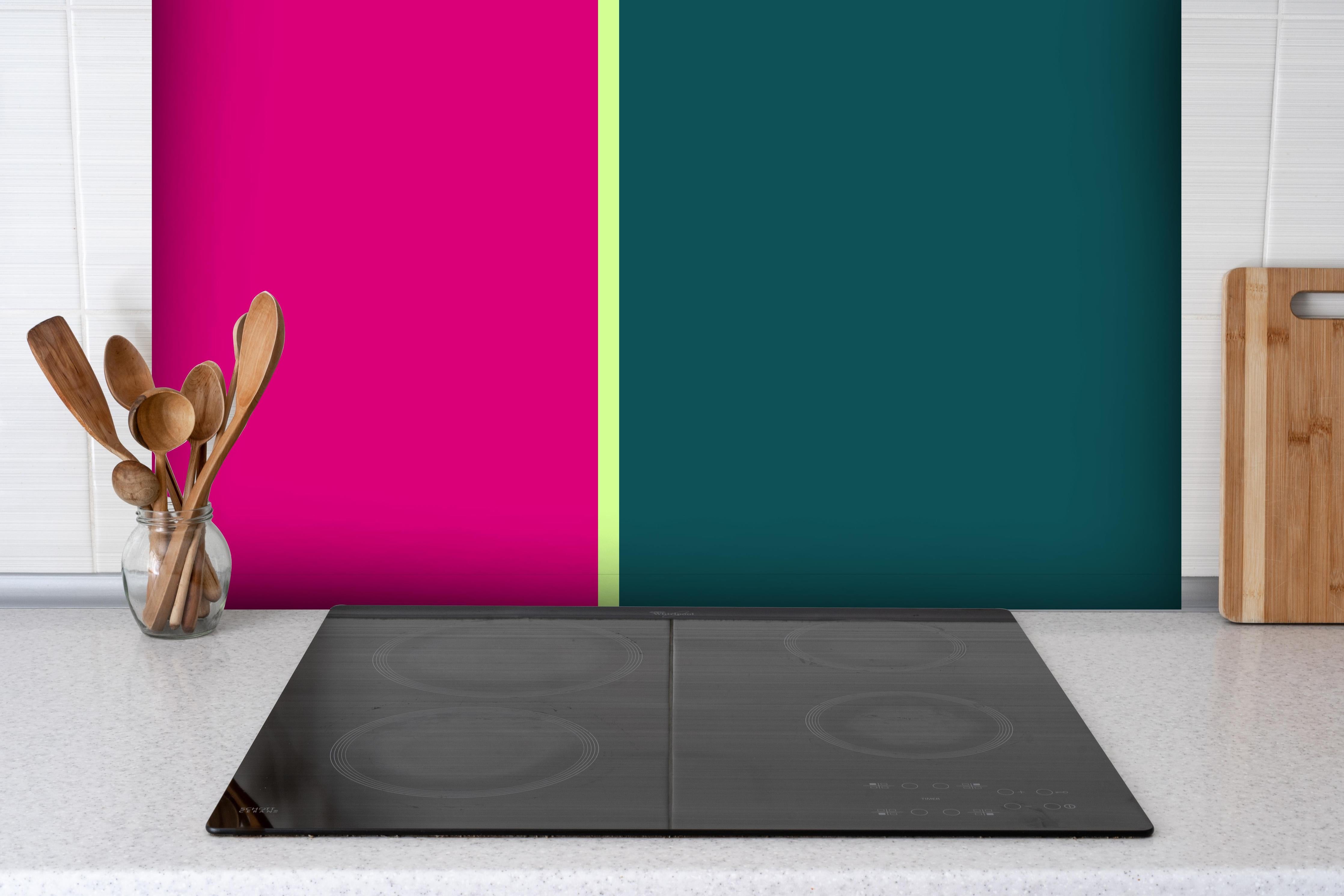 Spritzschutz - The Neons - Easy Vertikal - Lyra hinter einem Cerankochfeld zwischen Holz-Kochutensilien