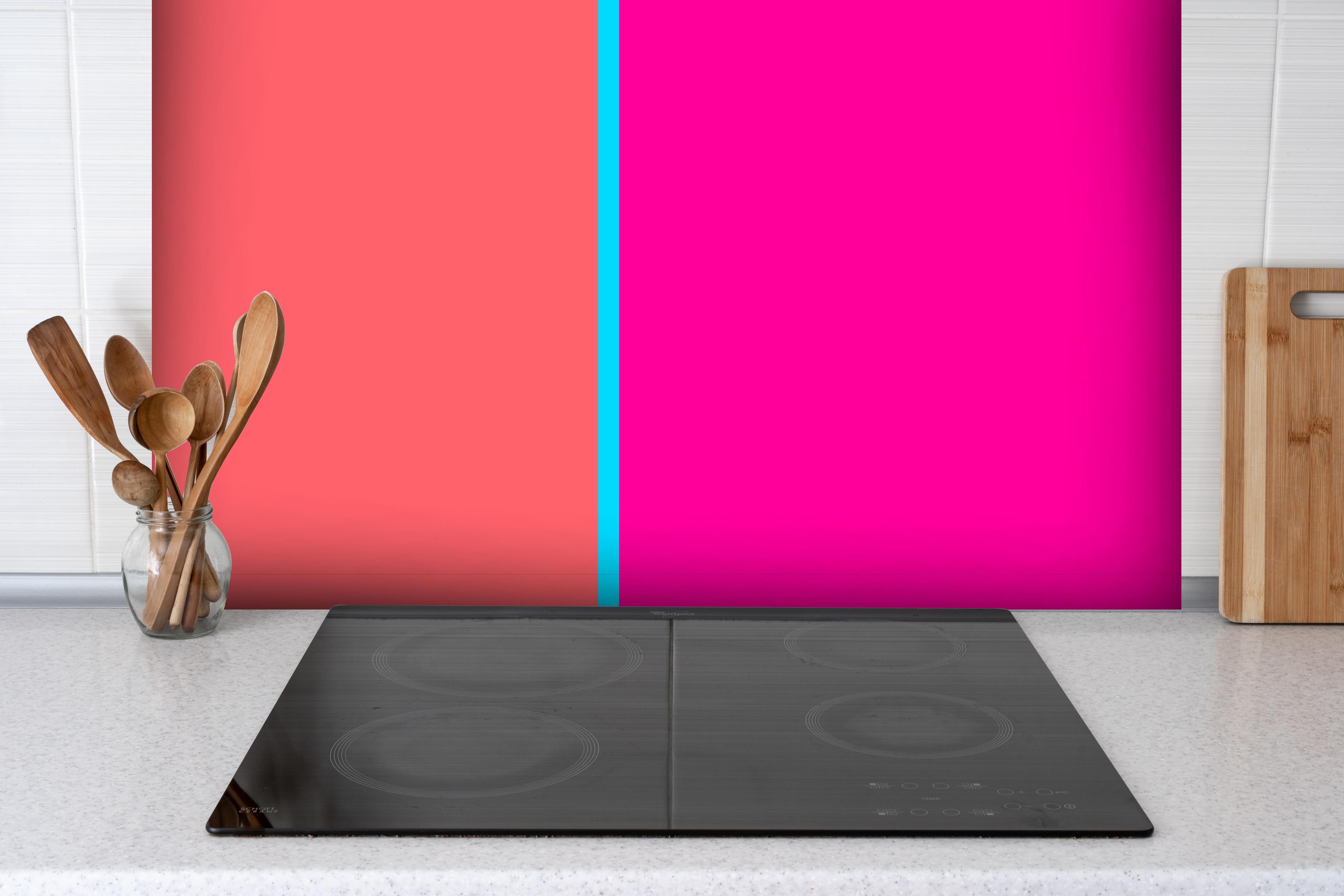 Spritzschutz - The Neons - Easy Vertikal - Nova hinter einem Cerankochfeld zwischen Holz-Kochutensilien