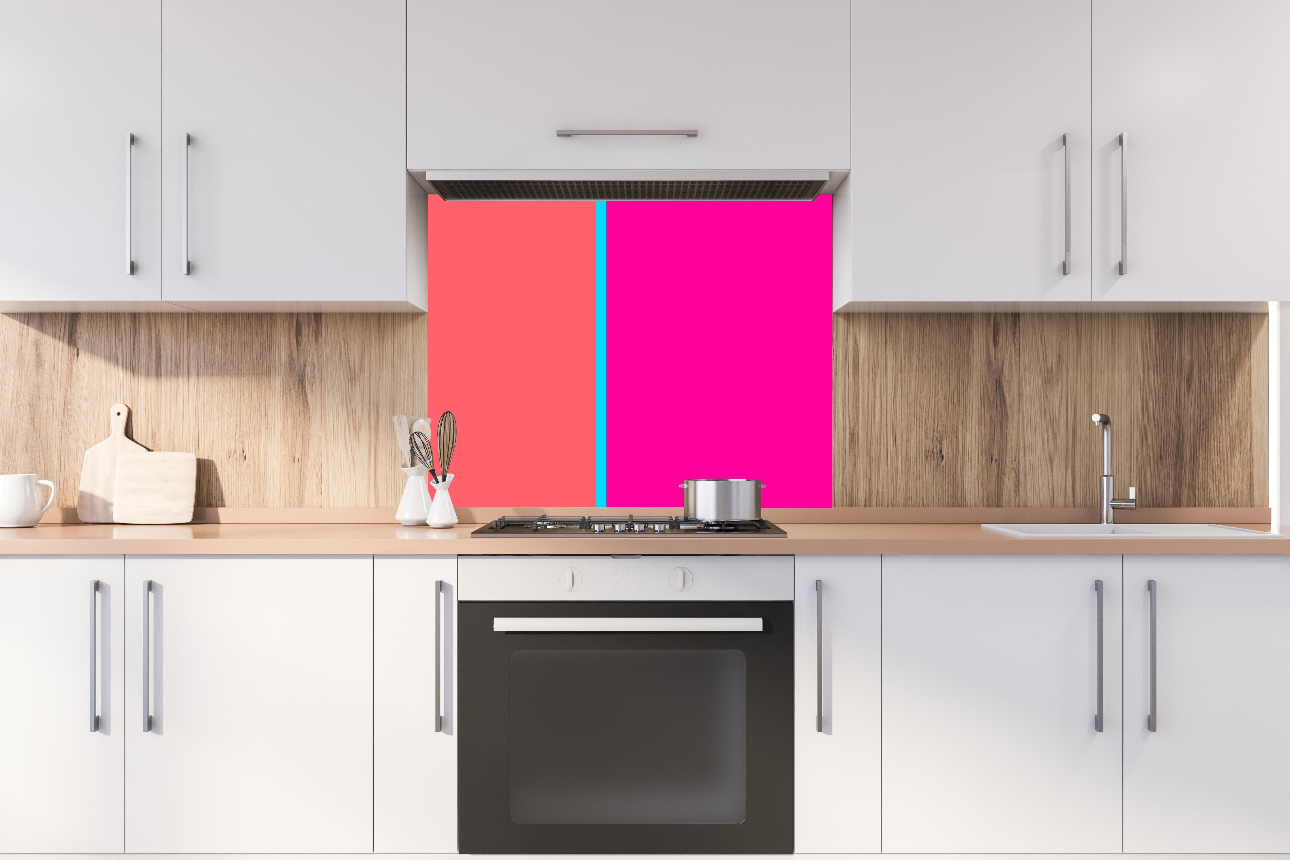 Spritzschutz - The Neons - Easy Vertikal - Nova hinter einem Cerankochfeld zwischen Holz-Kochutensilien
