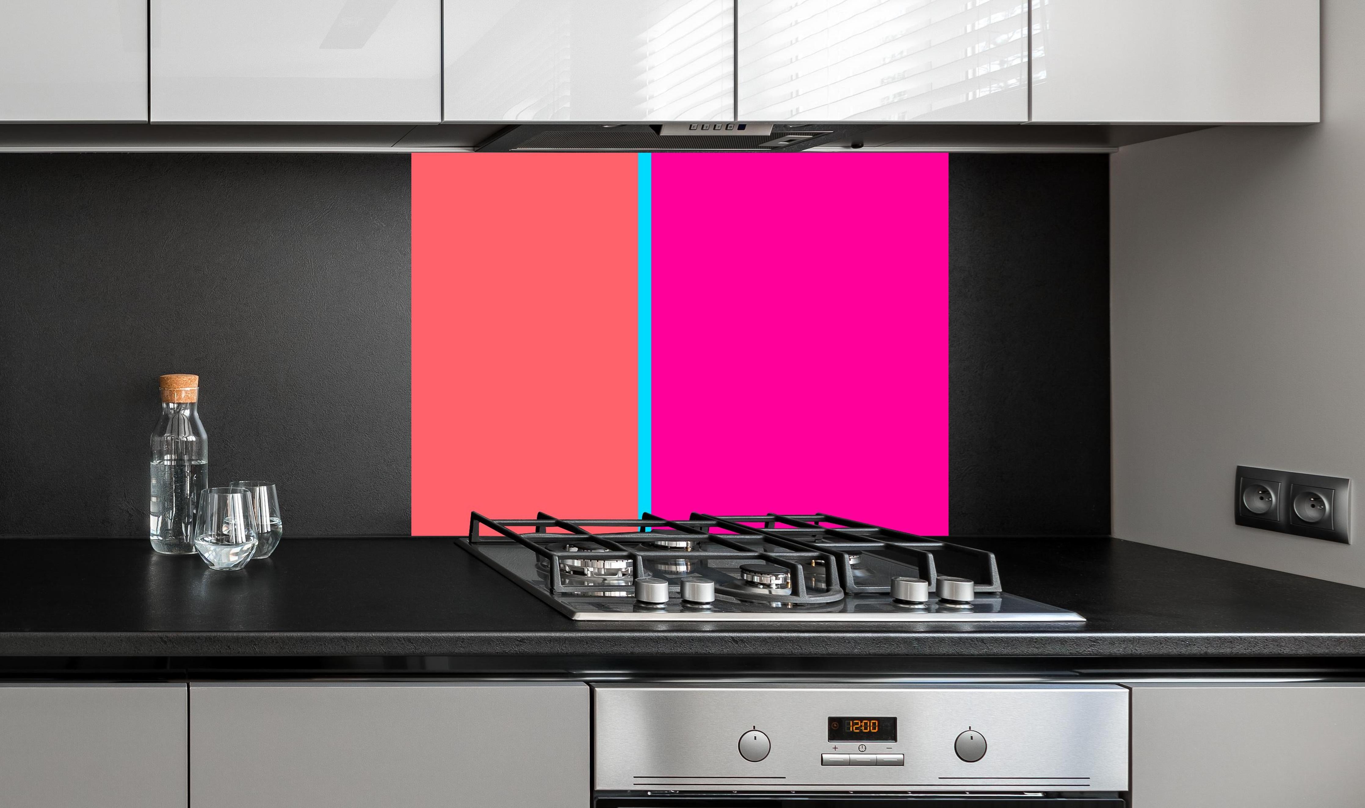 Spritzschutz - The Neons - Easy Vertikal - Nova hinter einem Cerankochfeld zwischen Holz-Kochutensilien