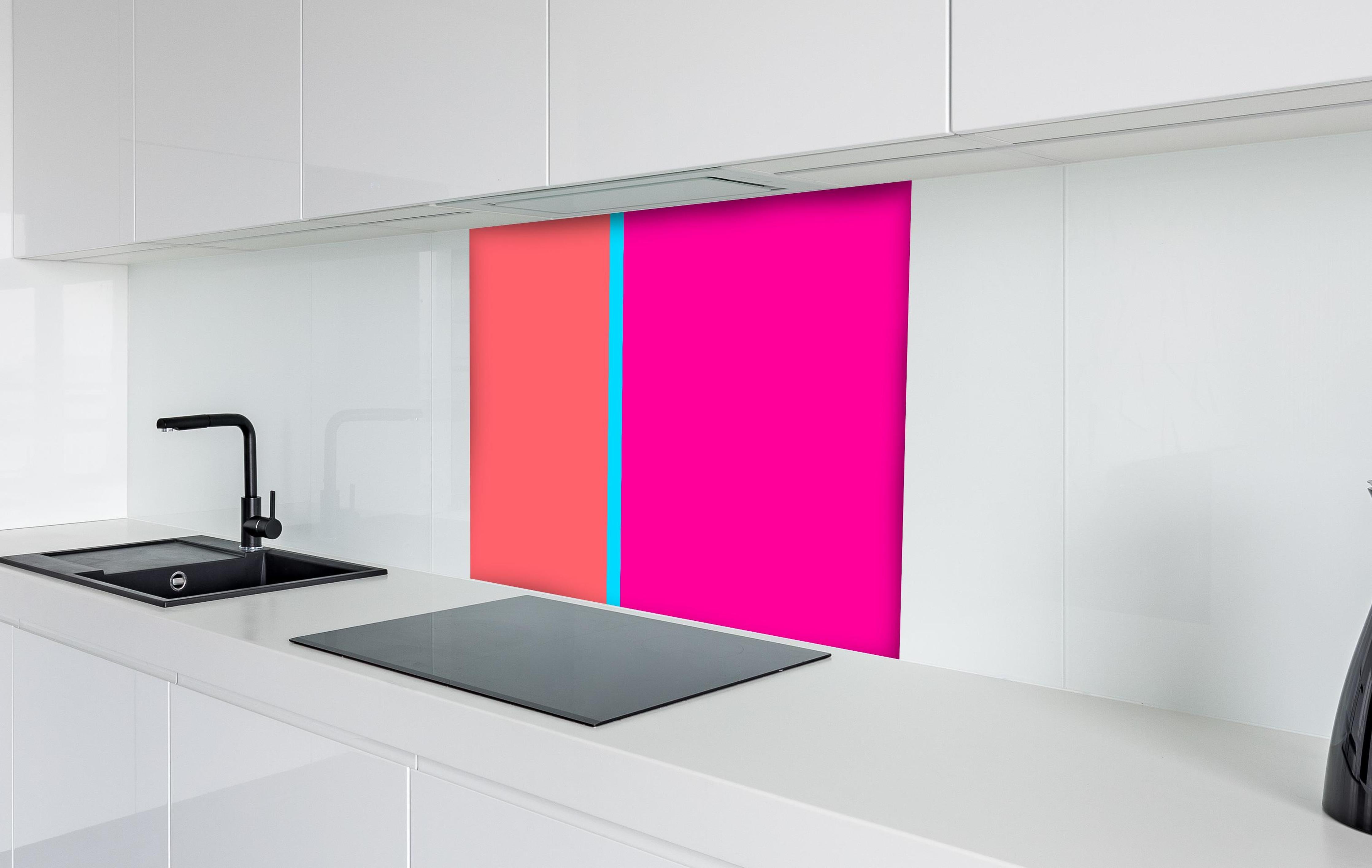 Spritzschutz - The Neons - Easy Vertikal - Nova hinter einem Cerankochfeld zwischen Holz-Kochutensilien