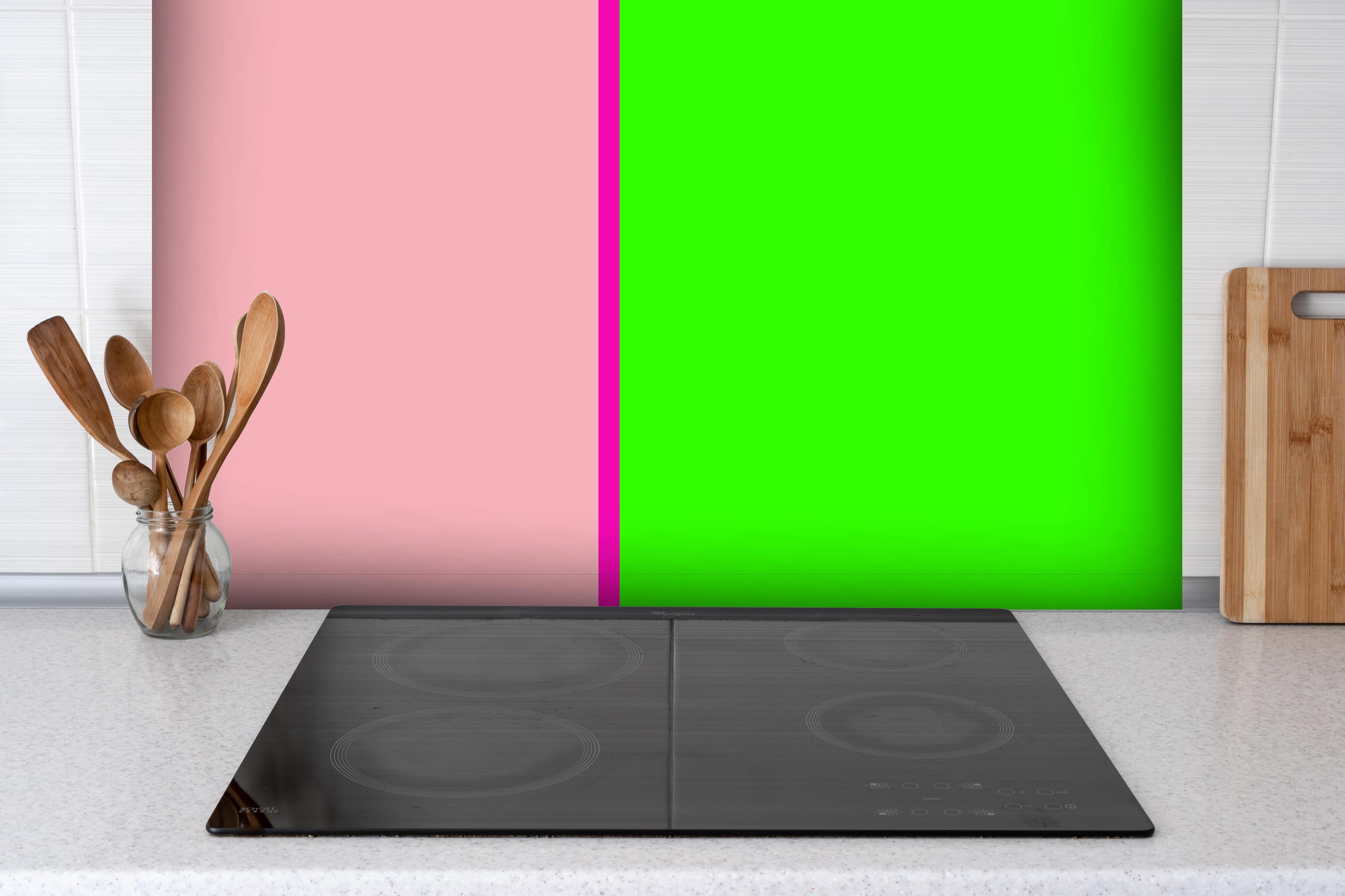 Spritzschutz - The Neons - Easy Vertikal - Nox hinter einem Cerankochfeld zwischen Holz-Kochutensilien