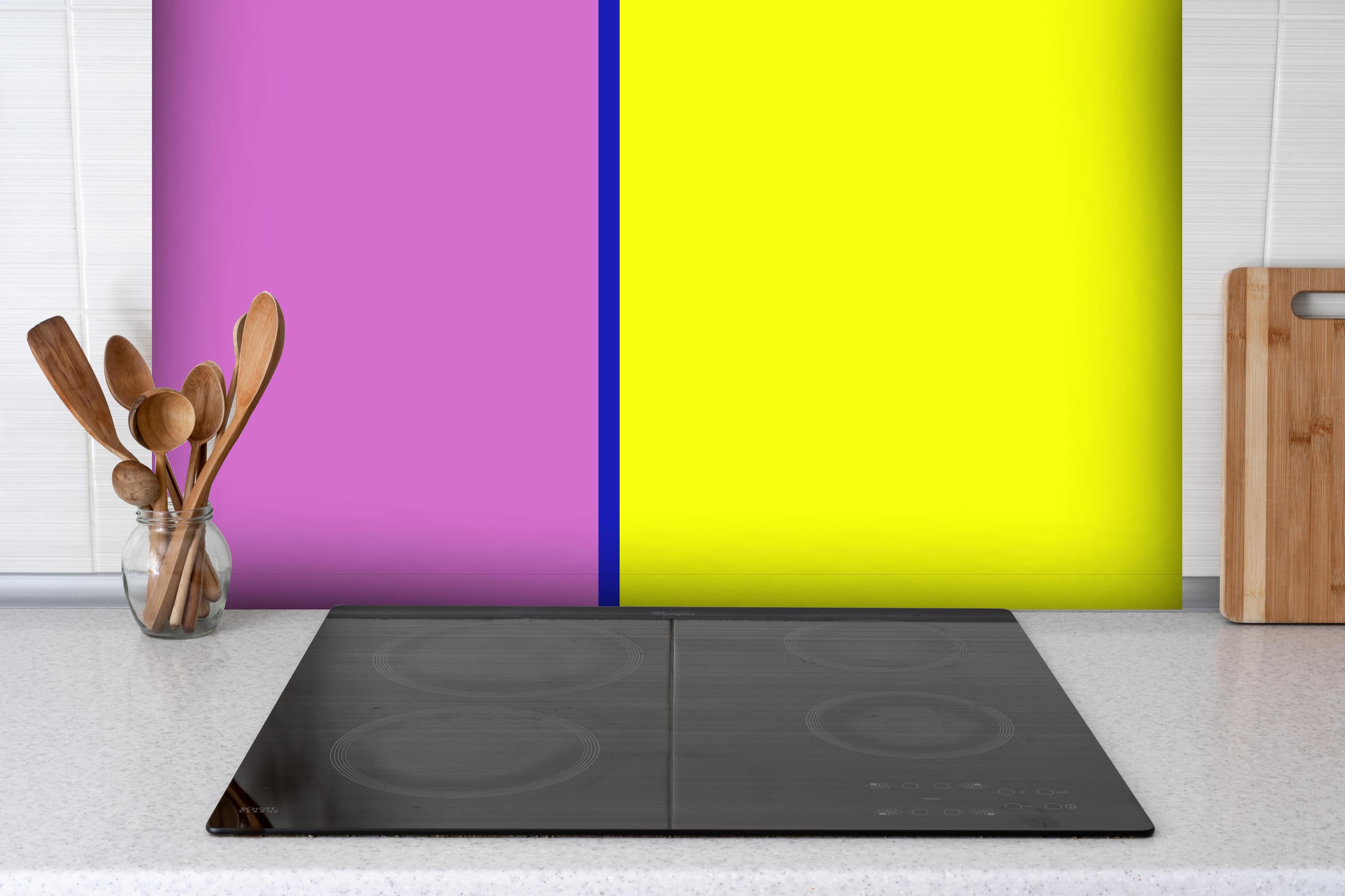 Spritzschutz - The Neons - Easy Vertikal - Stellar hinter einem Cerankochfeld zwischen Holz-Kochutensilien