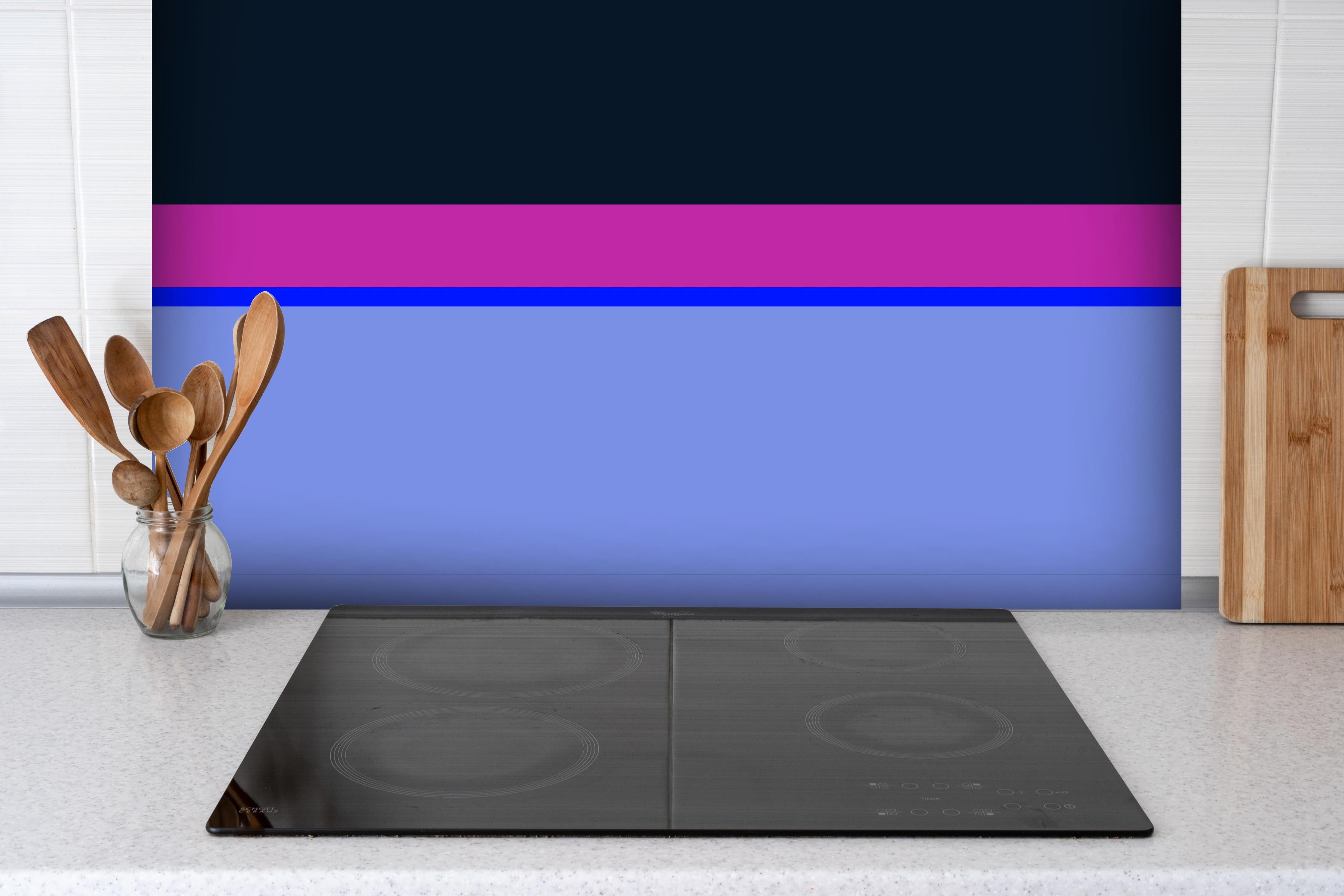 Spritzschutz - The Neons - Horizontal - Luna hinter einem Cerankochfeld zwischen Holz-Kochutensilien