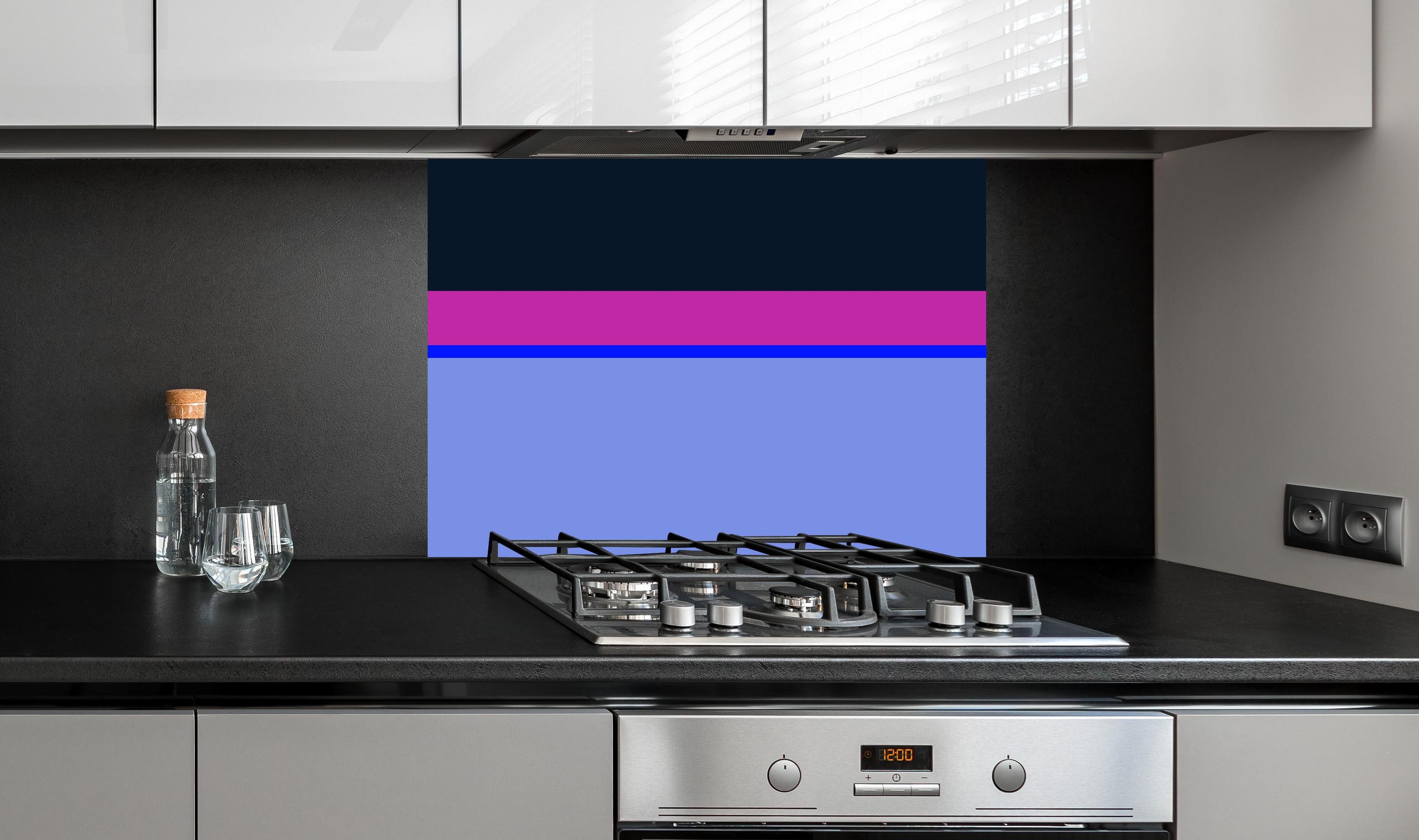 Spritzschutz - The Neons - Horizontal - Luna hinter einem Cerankochfeld zwischen Holz-Kochutensilien