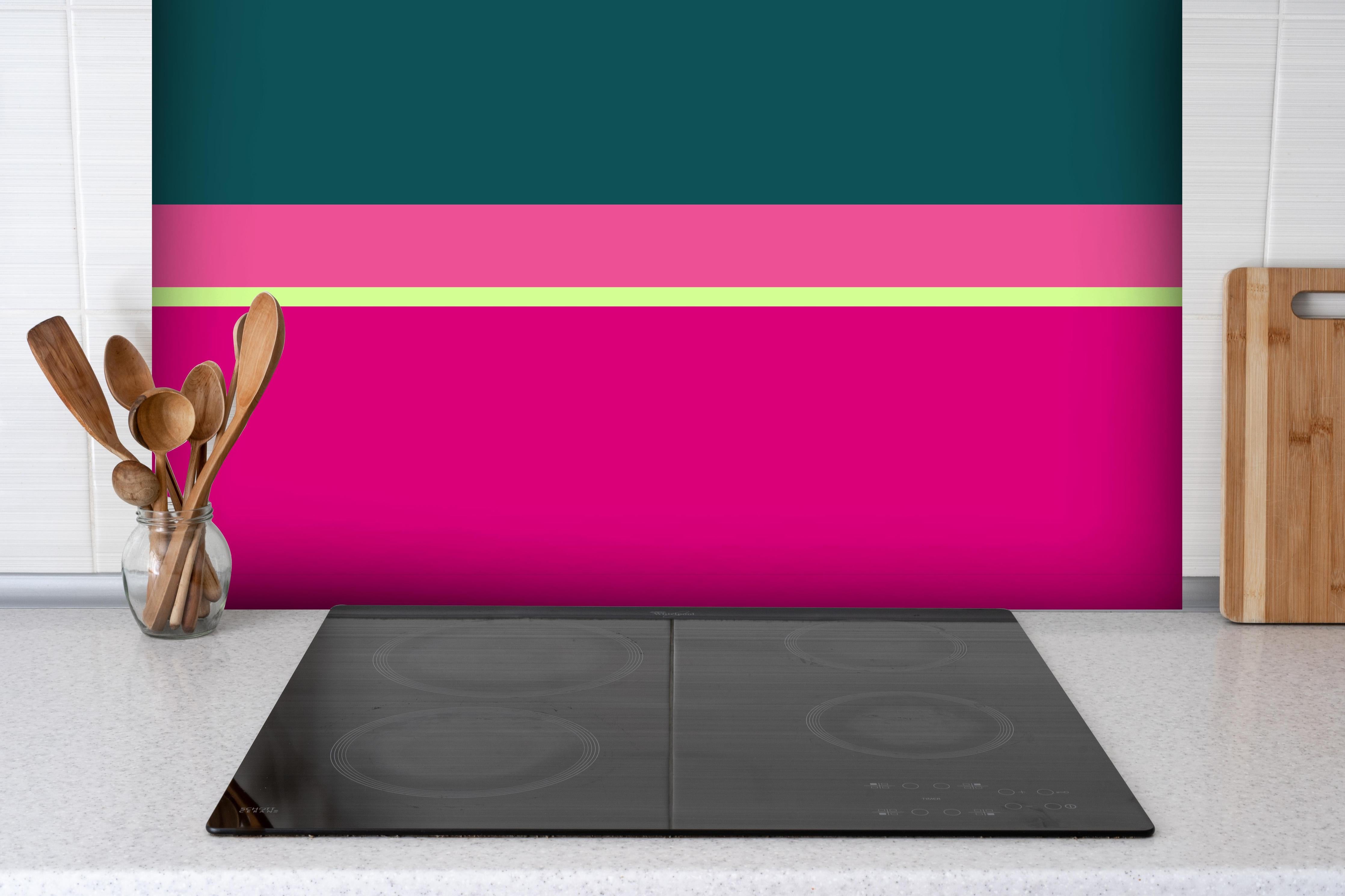 Spritzschutz - The Neons - Horizontal - Lyra hinter einem Cerankochfeld zwischen Holz-Kochutensilien