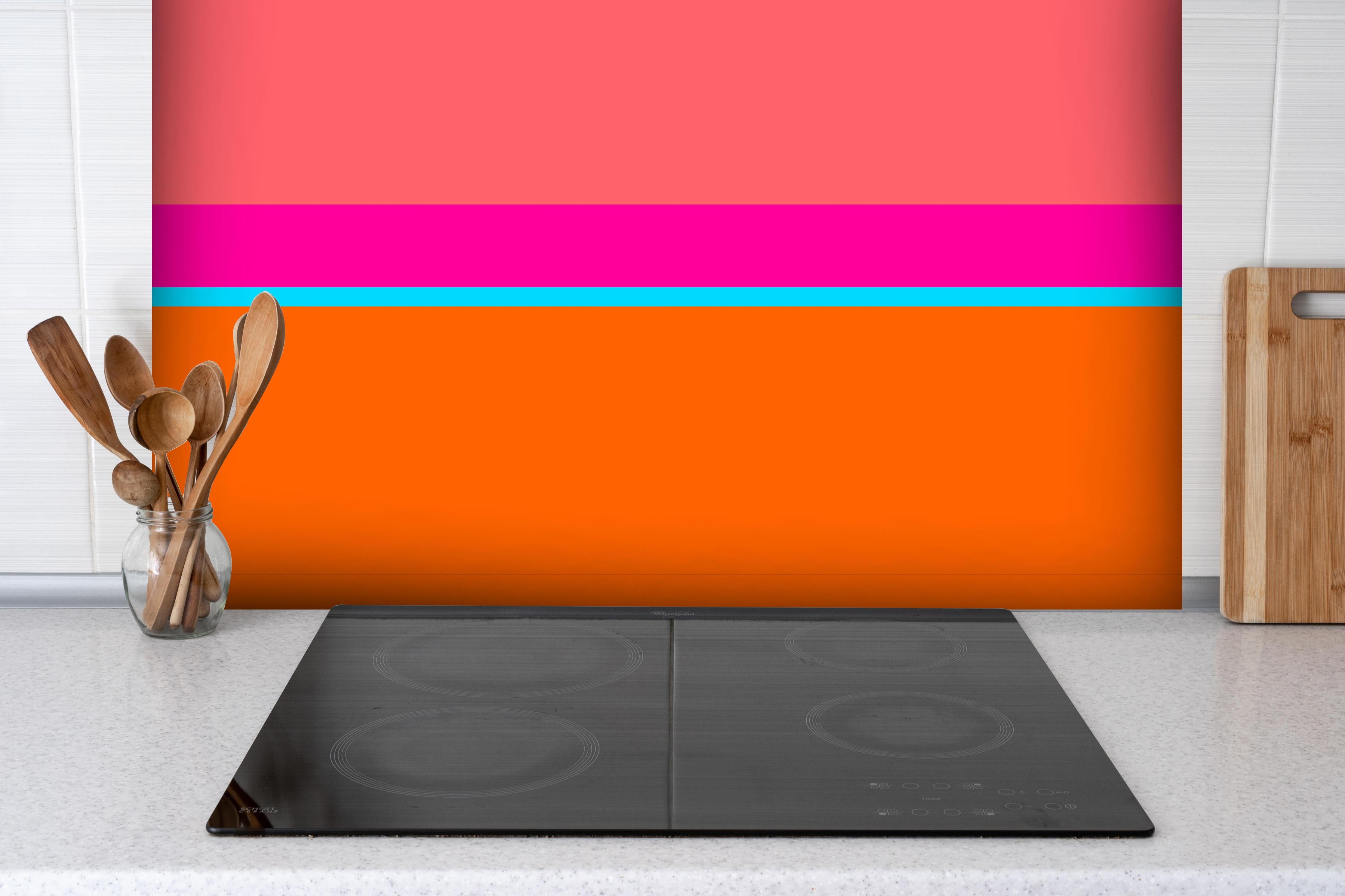 Spritzschutz - The Neons - Horizontal - Nova hinter einem Cerankochfeld zwischen Holz-Kochutensilien