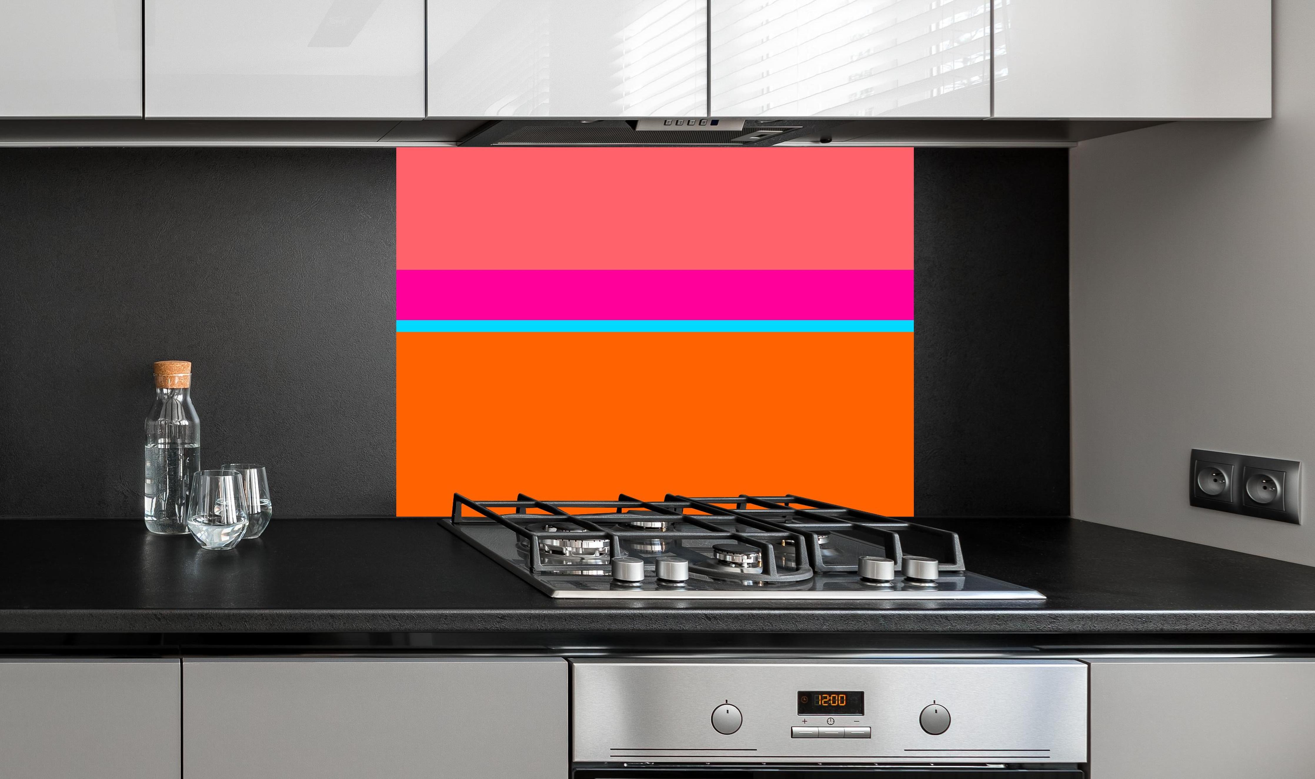 Spritzschutz - The Neons - Horizontal - Nova hinter einem Cerankochfeld zwischen Holz-Kochutensilien