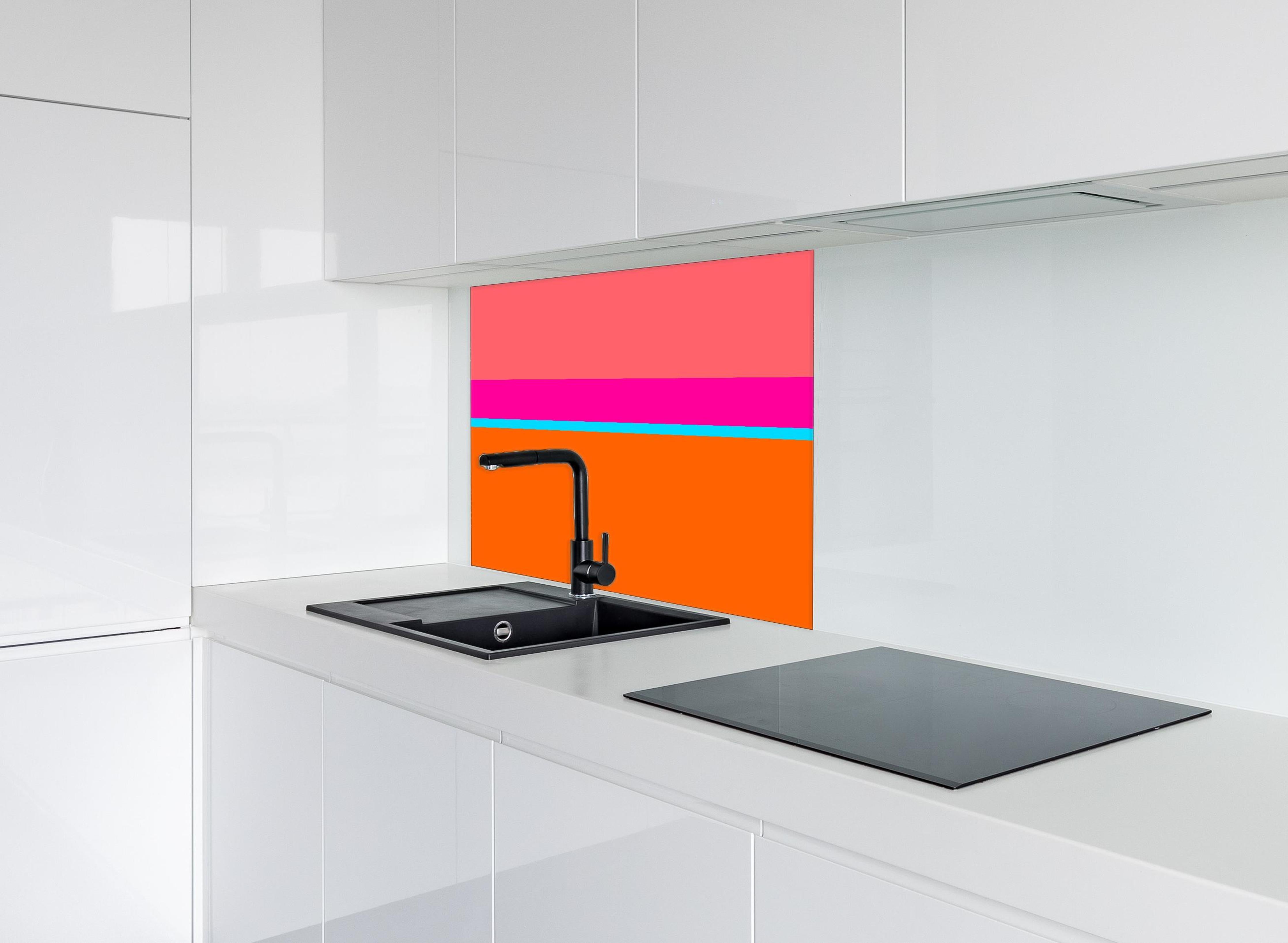 Spritzschutz - The Neons - Horizontal - Nova hinter einem Cerankochfeld zwischen Holz-Kochutensilien