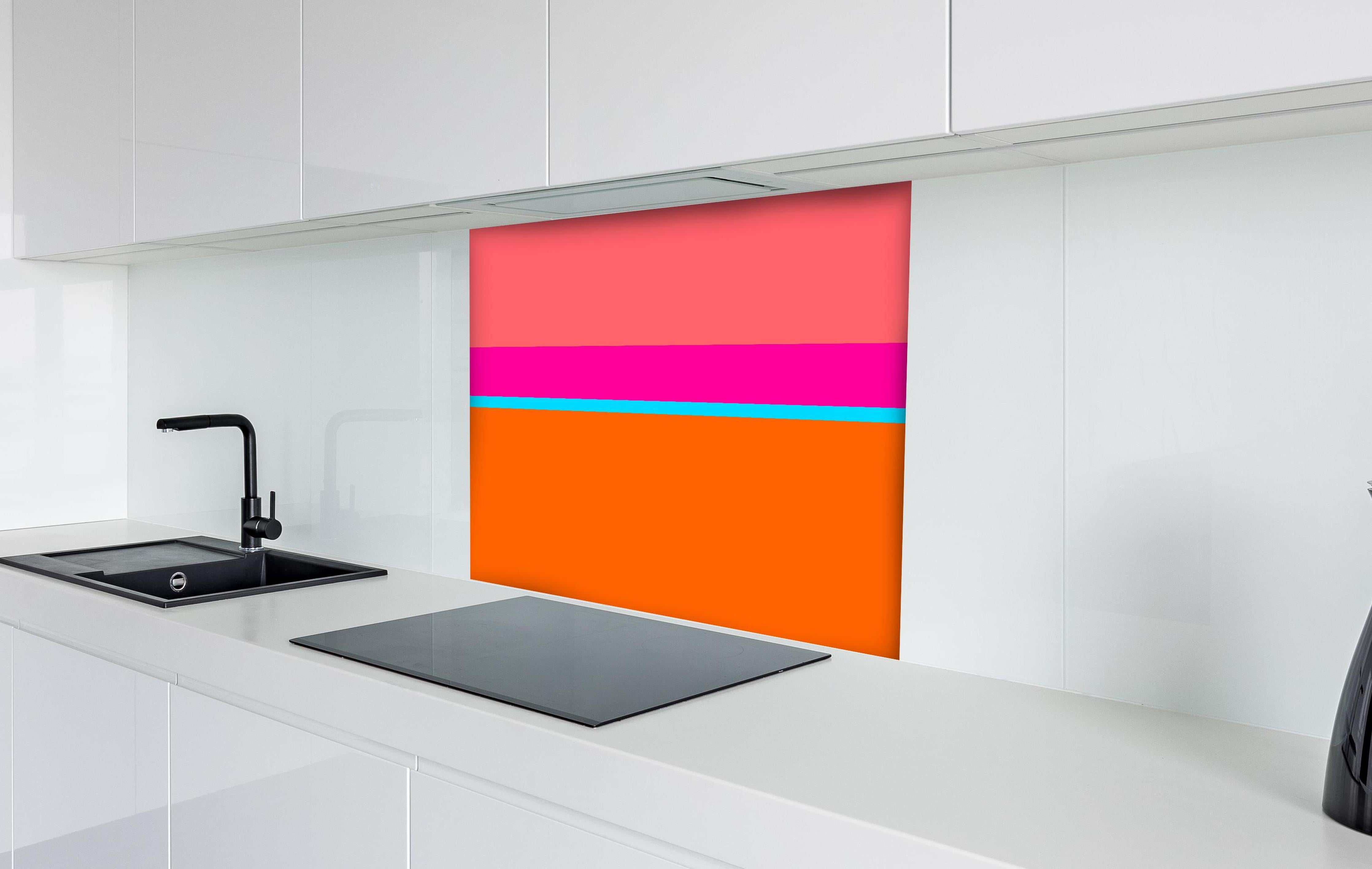 Spritzschutz - The Neons - Horizontal - Nova hinter einem Cerankochfeld zwischen Holz-Kochutensilien