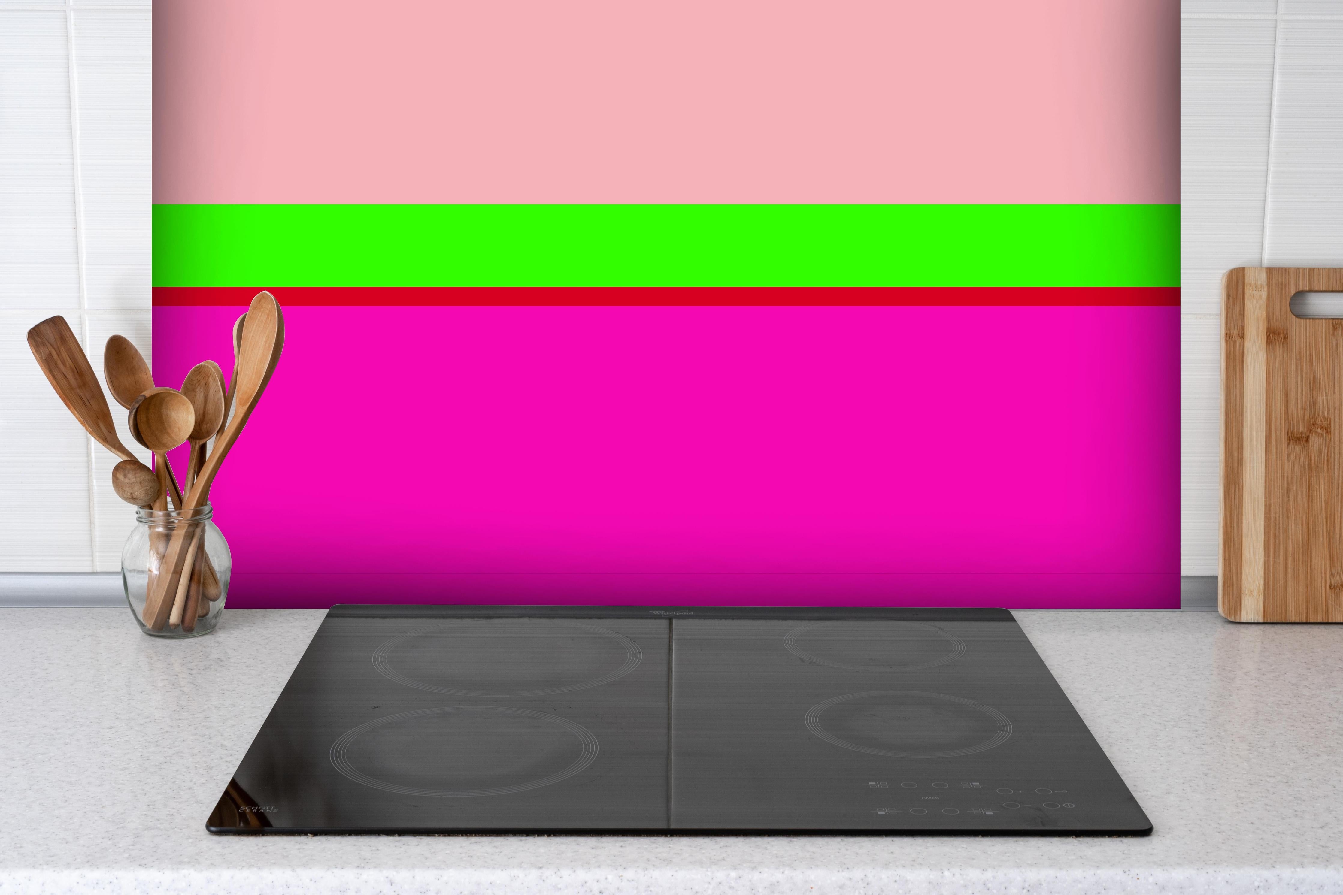Spritzschutz - The Neons - Horizontal - Nox hinter einem Cerankochfeld zwischen Holz-Kochutensilien