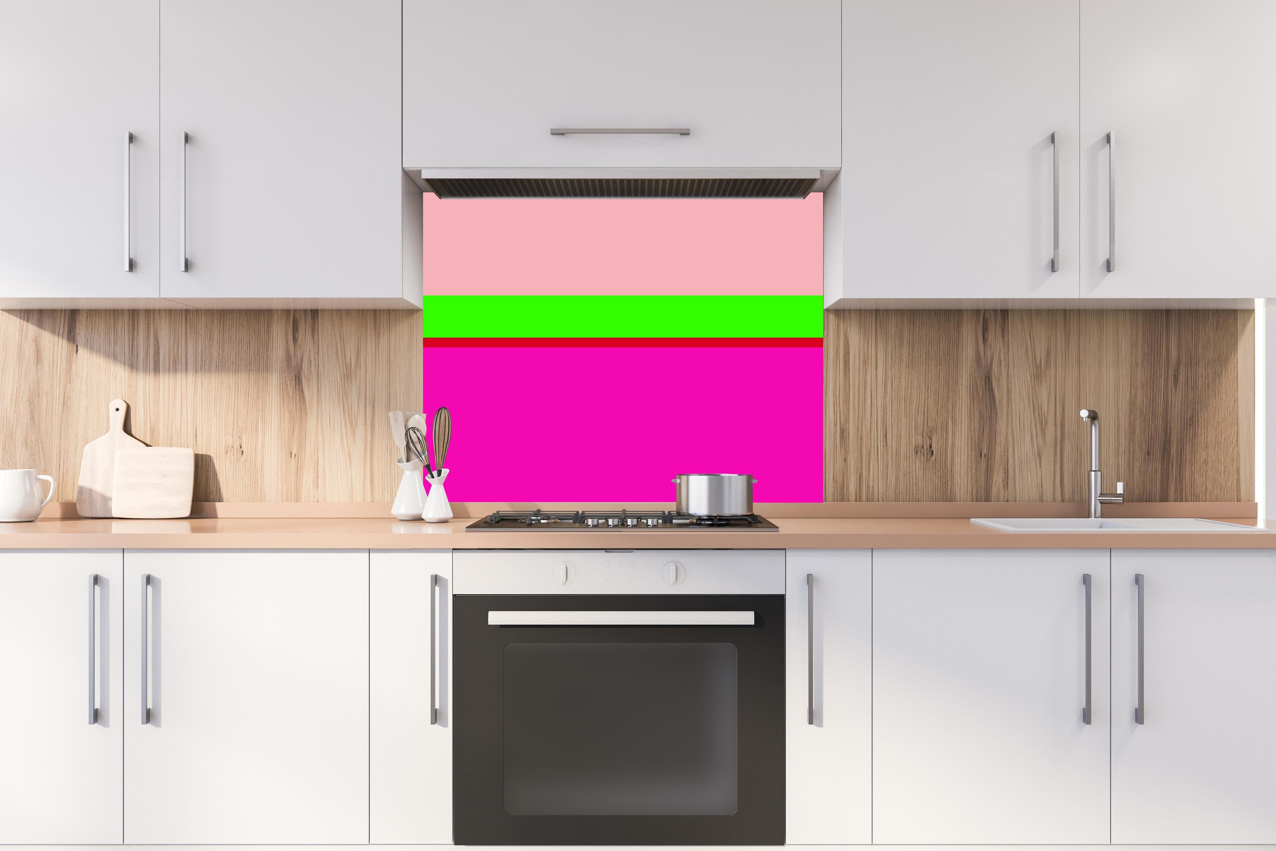 Spritzschutz - The Neons - Horizontal - Nox hinter einem Cerankochfeld zwischen Holz-Kochutensilien