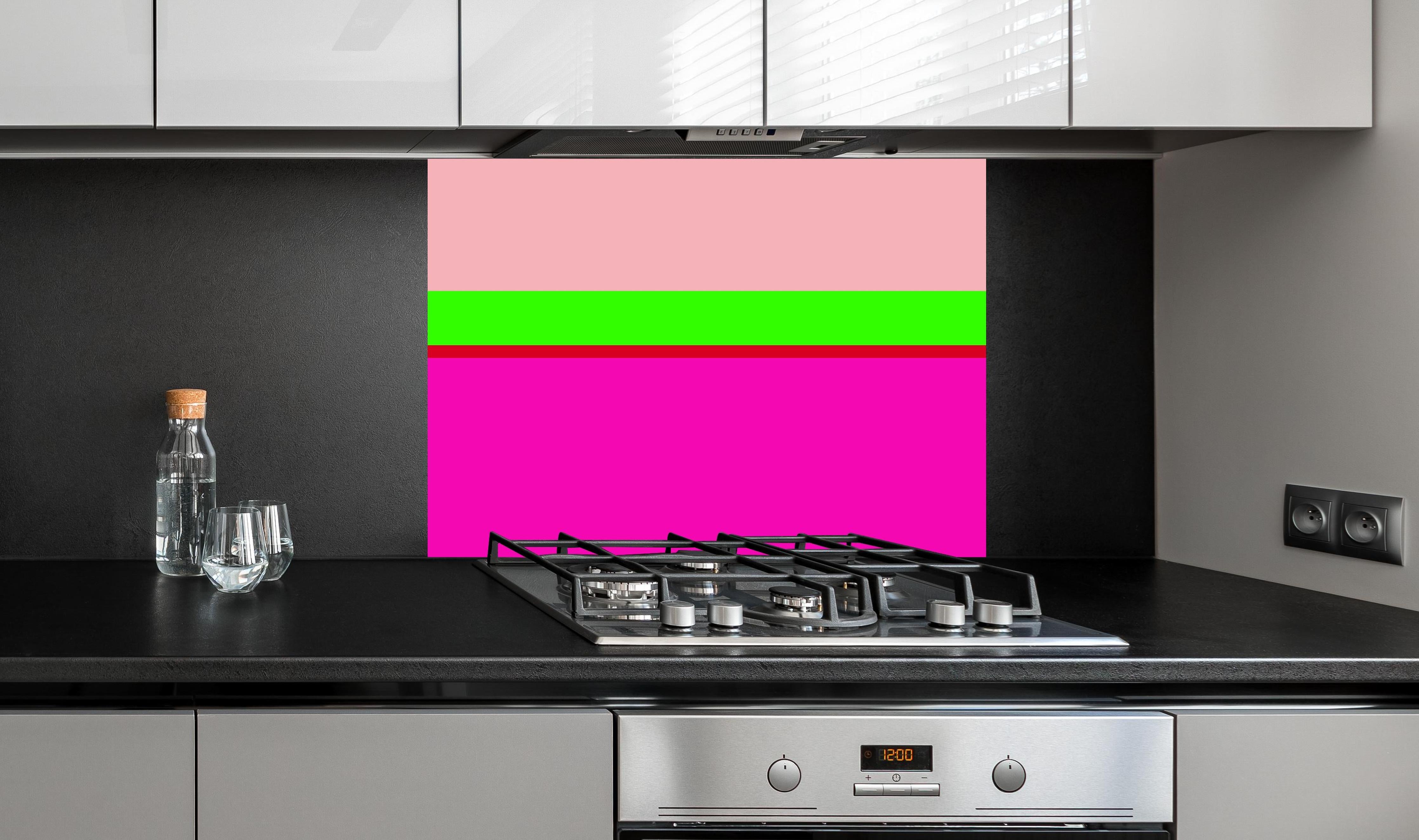 Spritzschutz - The Neons - Horizontal - Nox hinter einem Cerankochfeld zwischen Holz-Kochutensilien