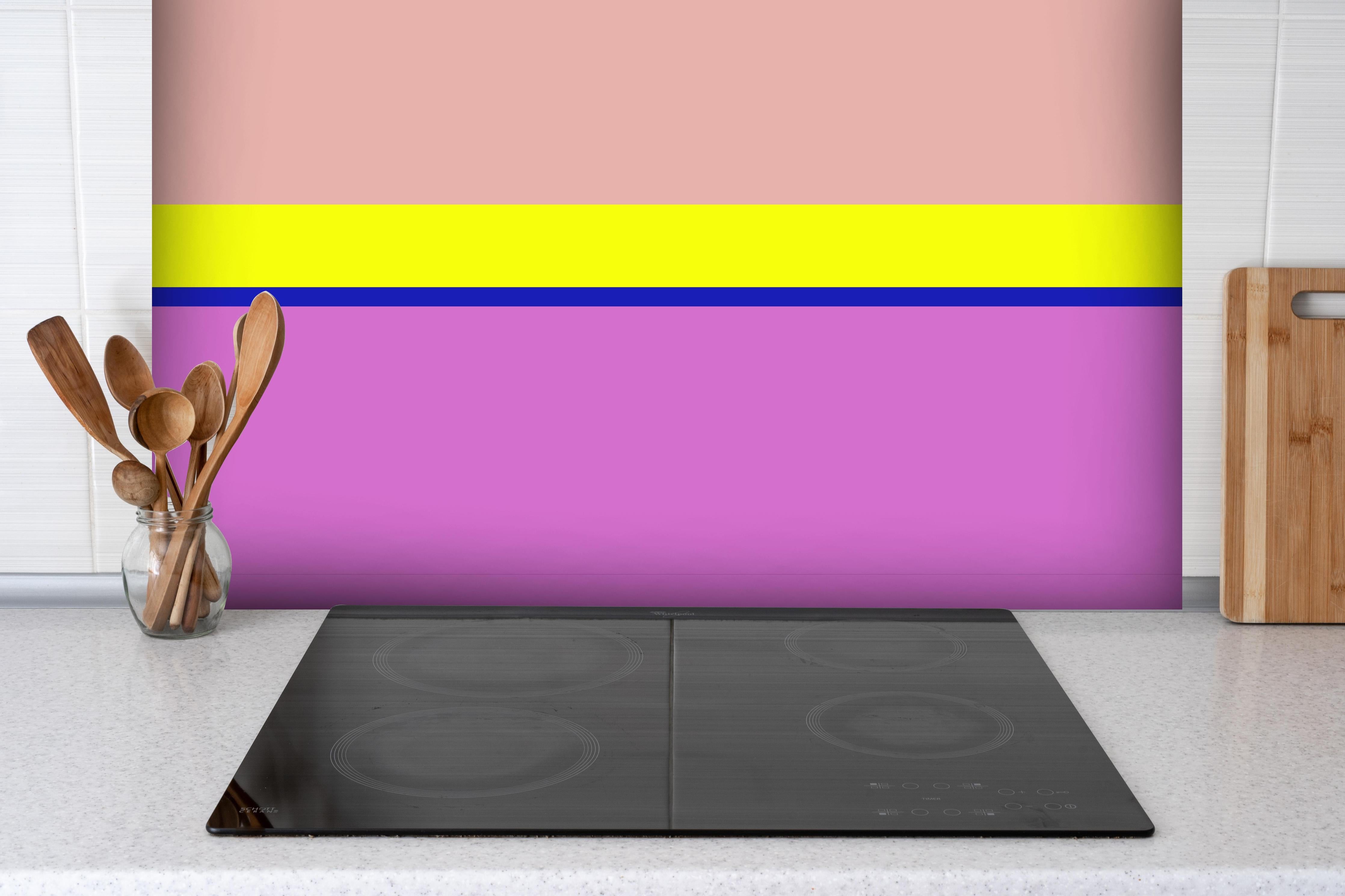 Spritzschutz - The Neons - Horizontal - Stellar hinter einem Cerankochfeld zwischen Holz-Kochutensilien