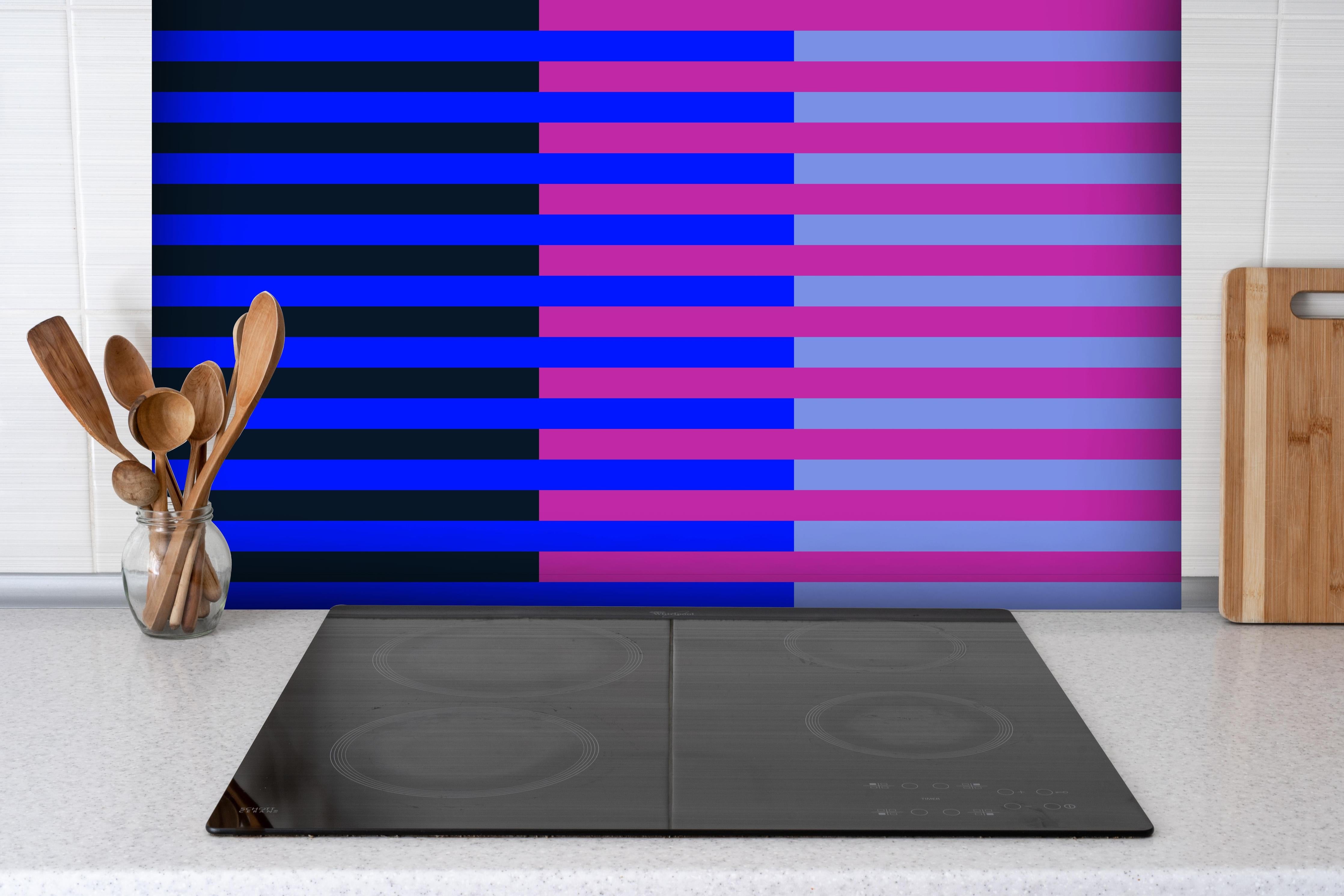 Spritzschutz - The Neons - Multy Stripes - Luna hinter einem Cerankochfeld zwischen Holz-Kochutensilien
