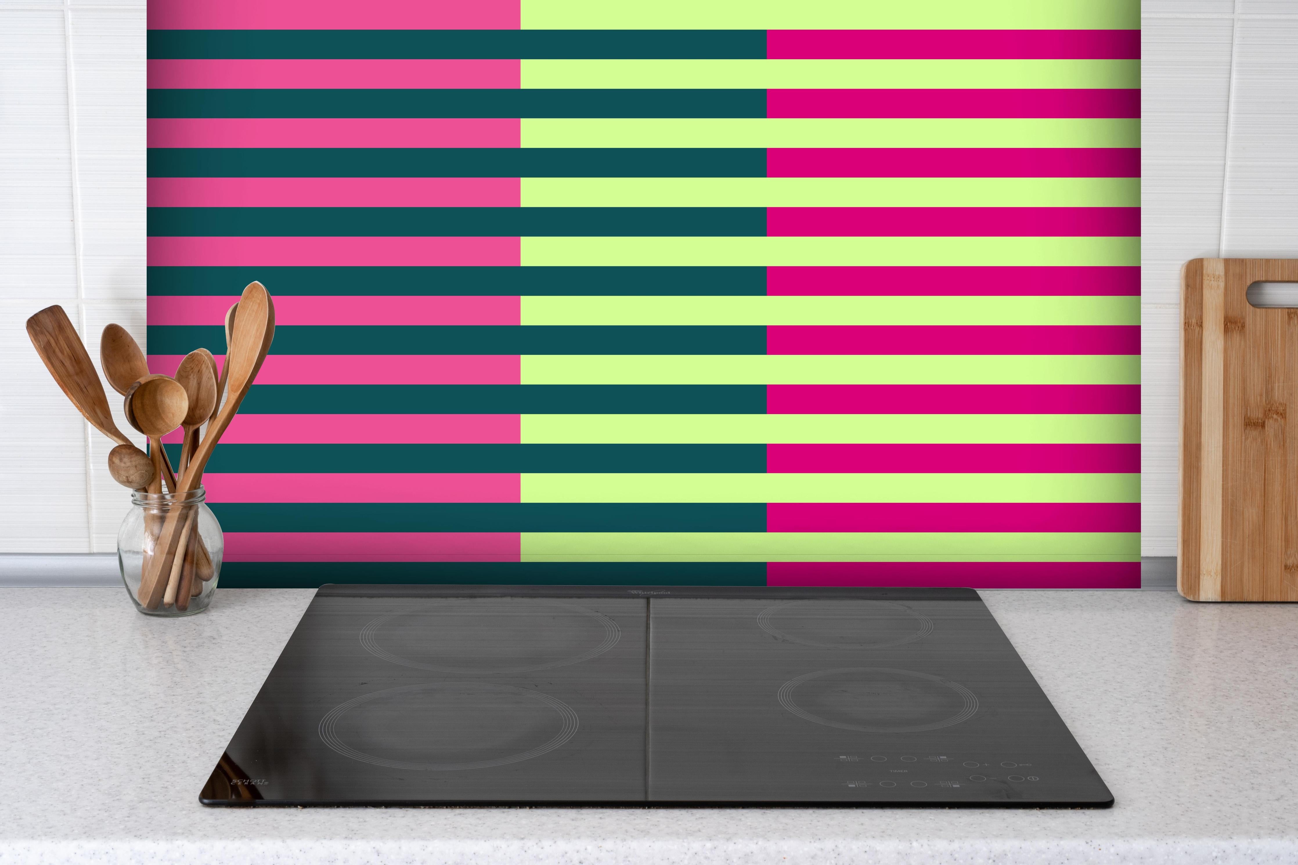 Spritzschutz - The Neons - Multy Stripes - Lyra hinter einem Cerankochfeld zwischen Holz-Kochutensilien