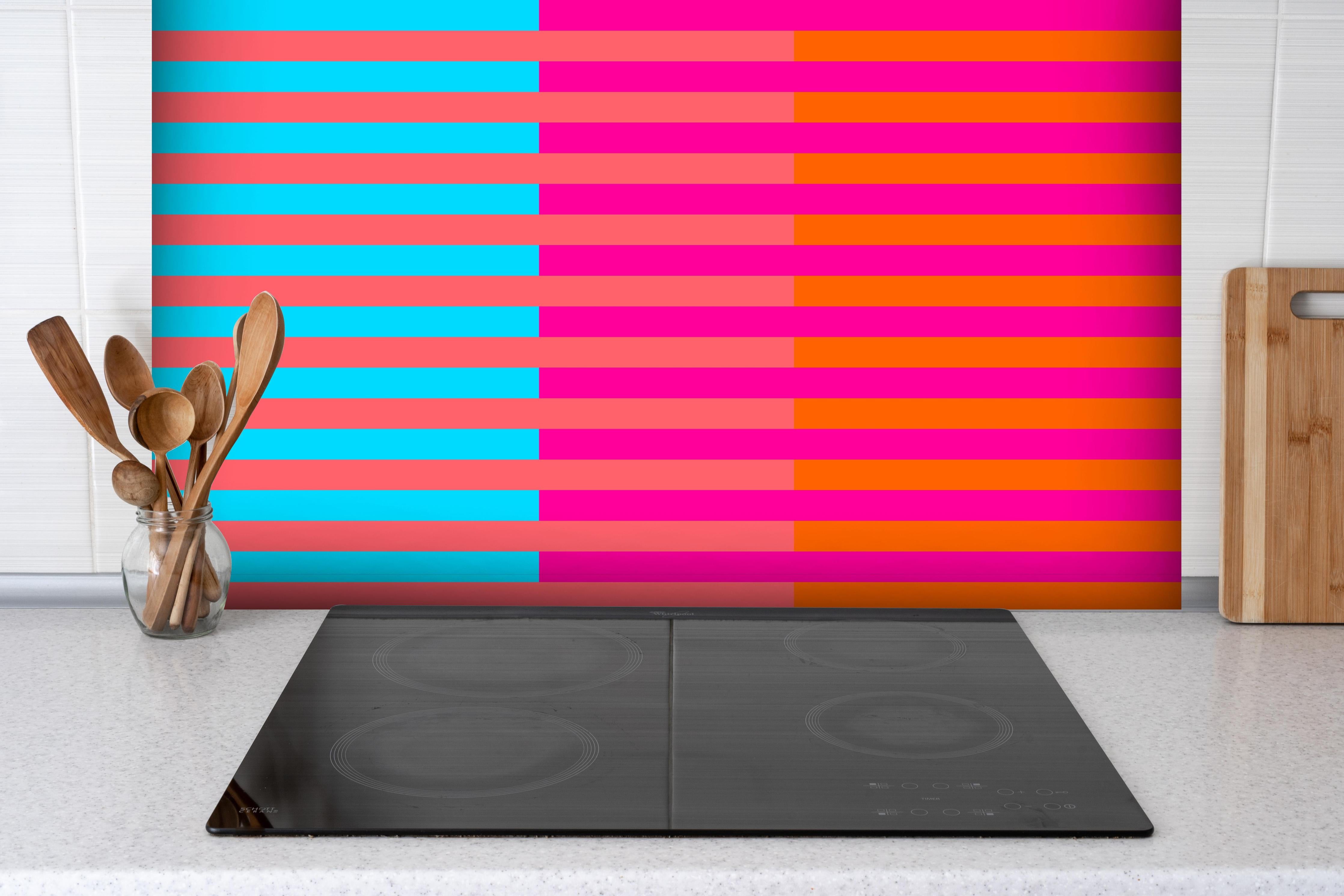 Spritzschutz - The Neons - Multy Stripes - Nova hinter einem Cerankochfeld zwischen Holz-Kochutensilien