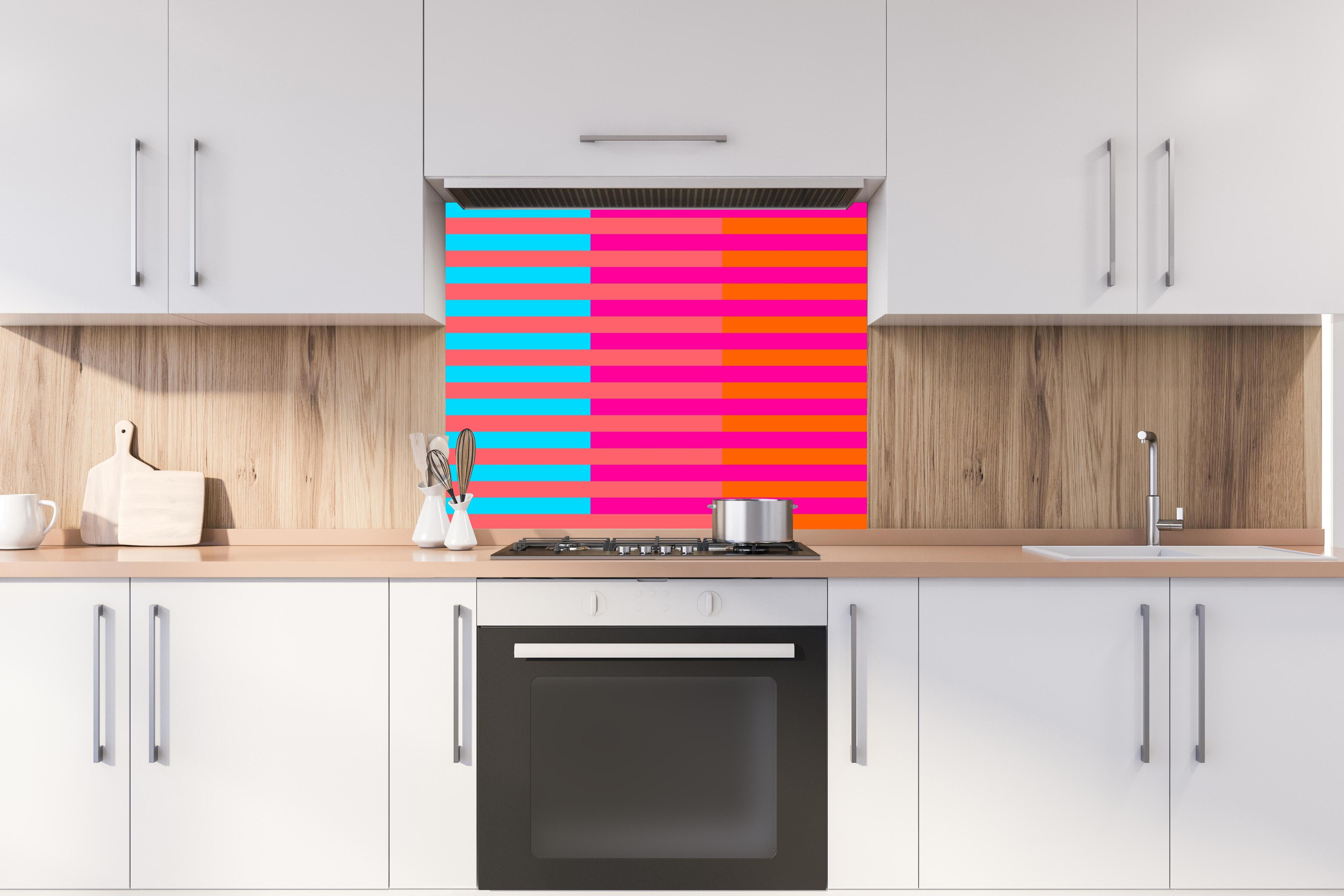 Spritzschutz - The Neons - Multy Stripes - Nova hinter einem Cerankochfeld zwischen Holz-Kochutensilien