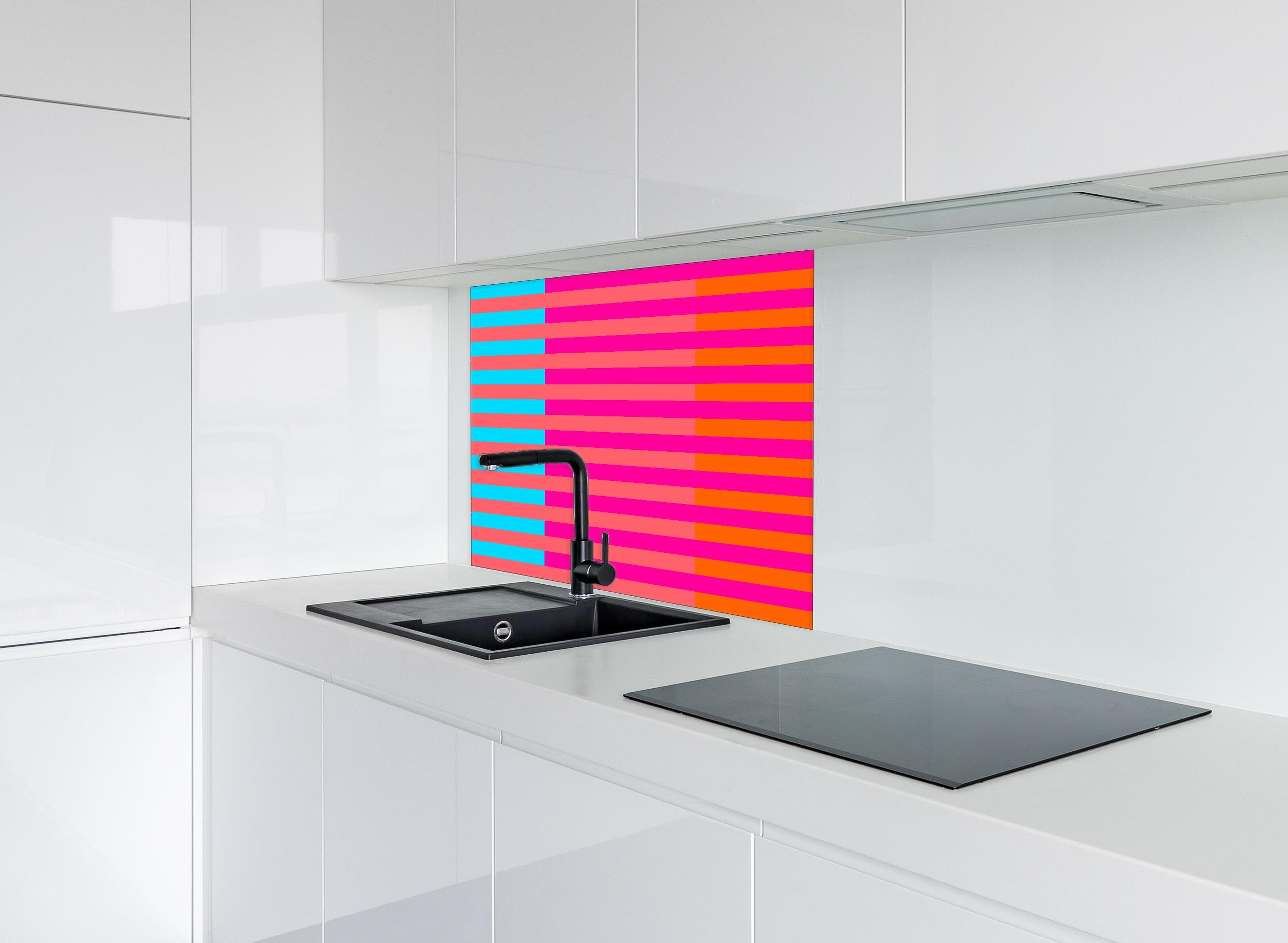 Spritzschutz - The Neons - Multy Stripes - Nova hinter einem Cerankochfeld zwischen Holz-Kochutensilien